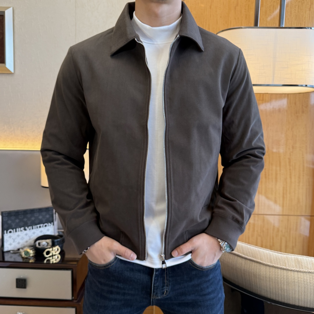 NO:607872,LP Nuoyou - 2025ss autumn and winter hot style boutique jacket, customized high-quality polyester fiber fabric!  Logo design with top fashion big-name elements, complete with three standards!  Original hardware accessories, smooth lines, exquisite craftsmanship, awesome upper body shape, comfortable fabrics, windproof and warm, it is very fashionable, handsome and a must-have for casual and fashionable men with any combination!  Sizes M-3XL can fit up to 190 pounds!  ,,loro piana,jackets & coats,jackets & coats,alexander wang19860909LP诺悠 - 2025ss秋冬大爆款精品夹克外套,定制高品质聚酯纤维面料！顶级时尚大牌元素logo设计,三标齐全！原版五金辅料,线条流畅,工艺精致,上身版型超赞,面料舒适,挡风保暖,随意搭配都非常时尚帅气休闲时尚男仕必备款哦！尺码M-3XL 最大可穿190斤！,,loro piana,jackets & coats,jackets & coats,alexander wang,Men's clothing