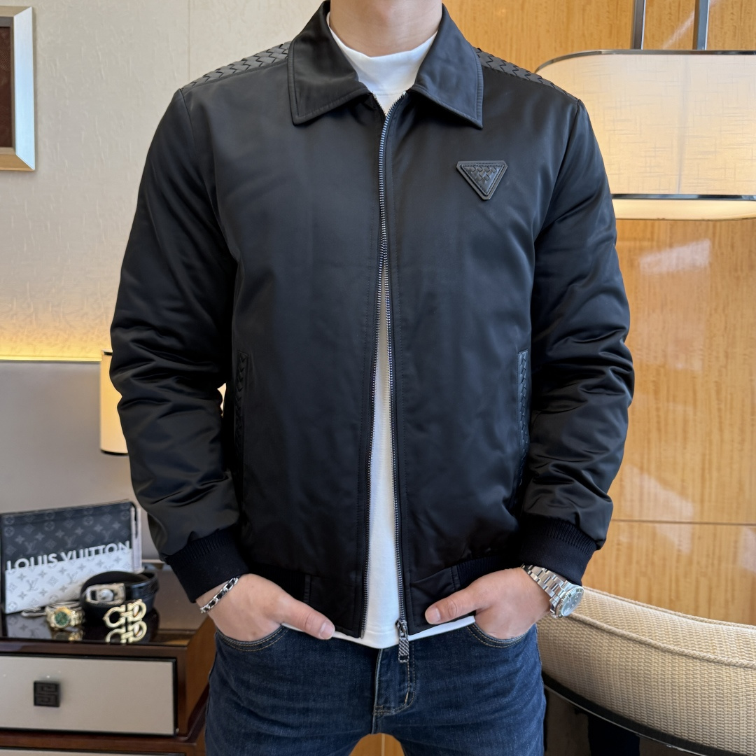 NO:601455,BV-  2025 new winter men's leather and goose down down jacket, high-quality design, is a must-have for any man, handsome and handsome. Heavy craftsmanship, 90% goose down filling, but the fashion stance remains strong and the texture is first-class  , crisp and slim fit. Classic lapel down, mature and stable style, fine texture, good gloss, and very clear texture. The style is simple and elegant, highly fashionable, and the version leads the current trend. The upper body effect is very good, the fabric is novel, and the hand feels soft.  Fearless and changeable, blooming in comfort and uniqueness. Calmly and confidently walk the way of urban men's spring clothing. Multi-touch fabric selection, showing the eclectic charm. The upper body will not have any wrinkles, the fit is excellent, the upper body is stylish and handsome, the customized accessories are iconic, and the details determine success or failure. Colors and colors Sizes 48 - 56 can be worn up to 190 pounds.,,bottega veneta,jackets & coats,jacket,alexander wangdown19860909BV - 2025年冬季新款男士拼皮鹅绒羽绒服外套,高品质设计,是任何男人都必备的王牌好货,帅气爆表.重工艺直冲工艺,90鹅绒填充,但时尚立场坚挺如故,质感一流,挺括修身.经典翻领的羽绒,成熟稳重风,质感细腻,光泽感佳,且纹理非常清晰,款式简洁大气,时尚度强、版型引领当前趋势,上身效果非常好,面料新颖,手感软 无畏多变,舒适与独特中绽放.从容、自信游走都市型男春装之道.多重触感的面料选择,彰显不拘一格的魅力上身不会有任何褶皱,版型极好,上身有型帅气,定制辅料带有标志性,细节决定成败.颜色图色 尺码48 - 56 最大可穿到190斤.,,bottega veneta,jackets & coats,down jacket,alexander wang,Men's clothing