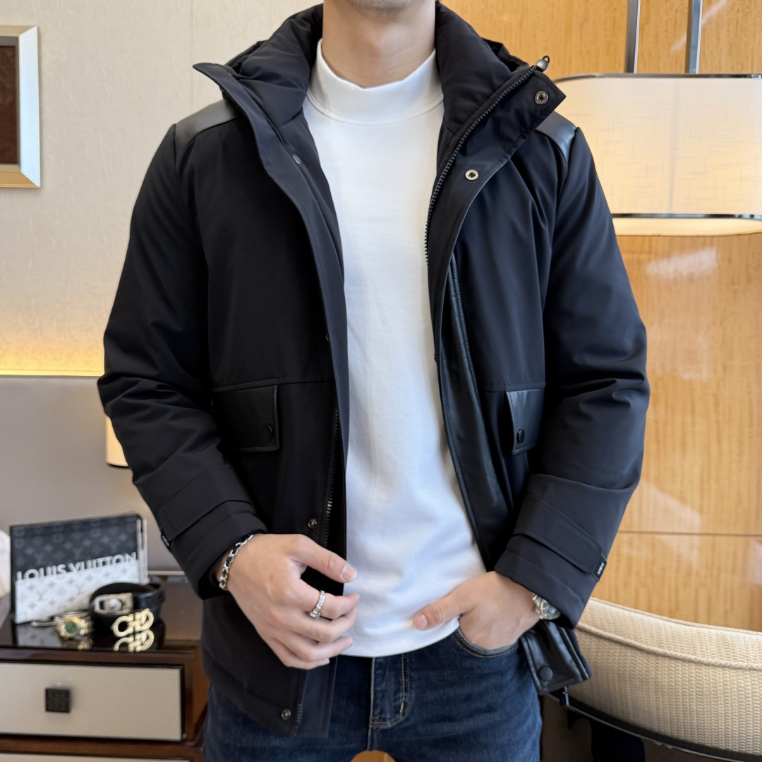NO:601451,LP Noyo -  2025 new winter men's genuine leather splicing down jacket, high-quality design, is a must-have for any man, handsome and handsome. Heavy craftsmanship, 90 down filling, but the fashion stance remains firm, first-class texture, crisp and slim fit. Classic lapel down, mature and stable style, fine texture, good gloss, and very clear texture, simple and elegant style, strong fashion, version leading the current trend, very good upper body effect, novel fabric, soft feel  Fearless and changeable, blooming in comfort and uniqueness. Calmly and confidently walk the way of urban men's spring clothing. Multi-touch fabric selection, showing the eclectic charm. The upper body will not have any wrinkles, the shape is excellent, the upper body is stylish and handsome, the customized accessories are iconic, and the details determine success or failure. Color picture size 48 - 56 can be worn up to 190 pounds.,,loro piana,jackets & coats,down jacket,alexander wang19860909LP诺悠 - 2025年冬季新款男士真皮拼接羽绒服外套,高品质设计,是任何男人都必备的王牌好货,帅气爆表.重工艺直冲工艺,90绒填充,但时尚立场坚挺如故,质感一流,挺括修身.经典翻领的羽绒,成熟稳重风,质感细腻,光泽感佳,且纹理非常清晰,款式简洁大气,时尚度强、版型引领当前趋势,上身效果非常好,面料新颖,手感软 无畏多变,舒适与独特中绽放.从容、自信游走都市型男春装之道.多重触感的面料选择,彰显不拘一格的魅力上身不会有任何褶皱,版型极好,上身有型帅气,定制辅料带有标志性,细节决定成败.颜色图色 尺码48 - 56 最大可穿到190斤.,,loro piana,jackets & coats,down jacket,alexander wang,Men's clothing