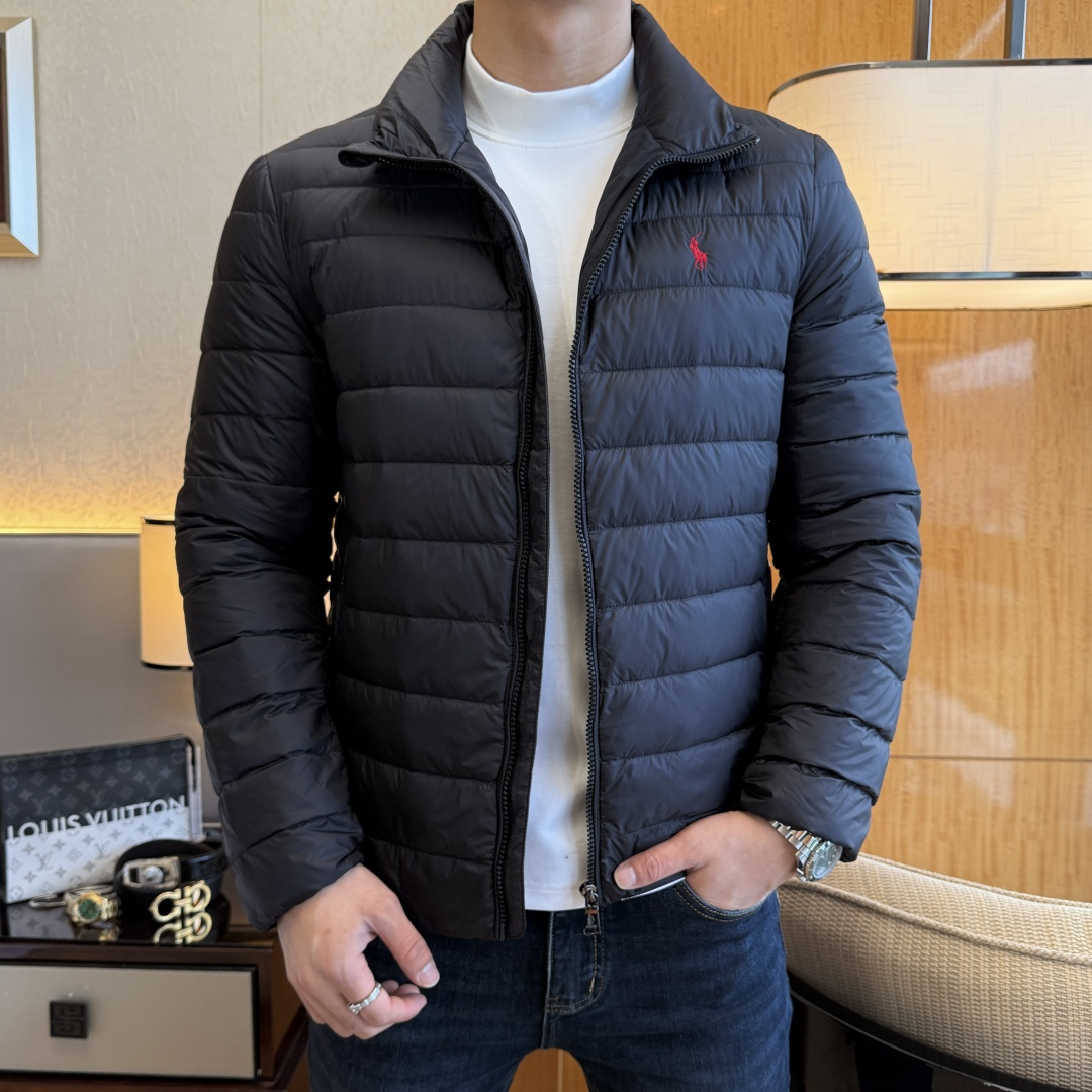 NO:657371,Paul -  2025 new winter men's down jacket, high-quality design, is a must-have for any man, handsome and handsome. Heavy craftsmanship, 90 down filling, but the fashion stance remains firm, first-class texture, crisp and slim. Classic lapel down, mature and stable style, fine texture, good gloss, and very clear texture, simple and elegant style, strong fashion, version leading the current trend, very good upper body effect, novel fabric, soft feel  Fearless and changeable, blooming in comfort and uniqueness. Calmly and confidently walk the way of urban men's spring clothing. Multi-touch fabric selection, showing the eclectic charm. The upper body will not have any wrinkles, the fit is excellent, the upper body is stylish and handsome, the customized accessories are iconic, and the details determine success or failure. Colors and colors, sizes 48 - 56, can be worn up to 50 pounds.,, jackets & coats, down jacket, alexander wang19860909保罗 - 2025年冬季新款男士绒羽绒服外套,高品质设计,是任何男人都必备的王牌好货,帅气爆表.重工艺直冲工艺,90绒填充,但时尚立场坚挺如故,质感一流,挺括修身.经典翻领的羽绒,成熟稳重风,质感细腻,光泽感佳,且纹理非常清晰,款式简洁大气,时尚度强、版型引领当前趋势,上身效果非常好,面料新颖,手感软 无畏多变,舒适与独特中绽放.从容、自信游走都市型男春装之道.多重触感的面料选择,彰显不拘一格的魅力上身不会有任何褶皱,版型极好,上身有型帅气,定制辅料带有标志性,细节决定成败.颜色图色 尺码48 - 56 最大可穿到斤.,,jackets & coats,down jacket,alexander wang,Men's clothing