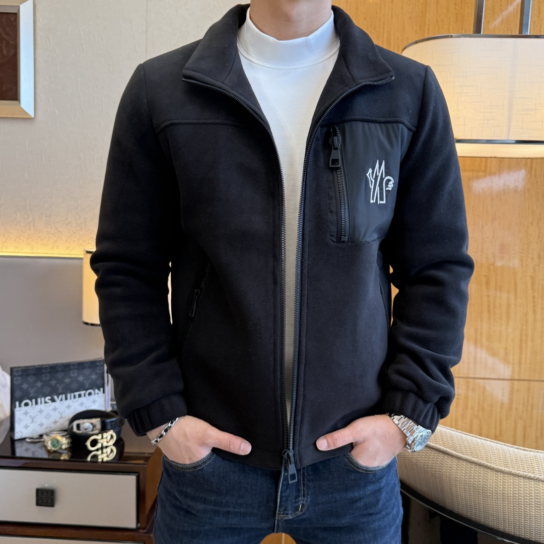 NO:612437,Mengkou - 2025ss autumn and winter hot style premium cotton jacket, customized high-quality polyester fiber fabric!  Logo design with top fashion big-name elements, complete with three standards!  Original hardware accessories, smooth lines, exquisite craftsmanship, awesome upper body shape, comfortable fabrics, windproof and warm, it is very fashionable, handsome and a must-have for casual and fashionable men with any combination!  Sizes M-3XL can fit up to 190 pounds!  ,,Moncler,jackets & coats,jackets & coats,alexander wang19860909蒙口 - 2025ss秋冬大爆款精品加棉夹克外套,定制高品质聚酯纤维面料！顶级时尚大牌元素logo设计,三标齐全！原版五金辅料,线条流畅,工艺精致,上身版型超赞,面料舒适,挡风保暖,随意搭配都非常时尚帅气休闲时尚男仕必备款哦！尺码M-3XL 最大可穿190斤！,,Moncler,jackets & coats,jackets & coats,alexander wang,Men's clothing
