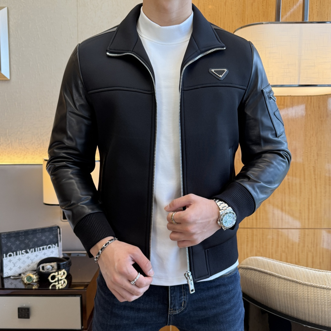 NO:612431,Prada -  Men's sheepskin jacket. Trade goods from foreign companies, limited edition directly supplied from overseas, high-end show model for autumn and winter in 2025, heavyweight product, palace-level appreciation item. Hooded regular version, simple design and clean cut, combined with the splicing of the overall genuine sheepskin, free and easy to release. It is not only attractive in appearance, but also very practical. It is easy to move and feels unrestrained when worn. The clothes are shaped like a jacket, and the texture is generally not exposed. Hands  It feels warm, plump and elastic. It is a small jacket that can keep out the cold in the southern winter. It is made of high-quality fabrics and feels warm and comfortable. The chest is full of luxury and low-key heavy-duty design. The details are exquisite and the colors are not only versatile but also very high-end. The upper body is full of style. It is a unique type of zero-collision shirt on the market. Sizes M-3XL, can be worn up to 190 pounds.,, prada, jackets  & coats,jackets & coats,sheepskin,hats,alexander wang19860909普拉达 - 男士绵羊皮夹克外套.洋行贸易货,海外直供限量款,25年秋冬高级秀场款,重磅级臻品,殿堂级品鉴尤物.连帽常规的版型,简约设计剪裁干净利落的同时,结合整体真皮绵羊皮的拼接,洒脱与率性释放出来,不仅耐看,实用性也是很好的,便于活动,穿上身感觉无拘无束,衣服形似夹克,织纹一般不显露,手感温暖、丰满、富有弹性,是一款南方冬天可以御寒的小外套,高品质定面料,触感温暖手感舒服,胸前充满奢华感又低调的重工设计,细节匠心考究,颜色不仅百搭还非常显高级,上身款型十足,市面零撞衫的类型,属于独一无二的存在.尺码M-3XL,最大可穿到190斤.,,prada,jackets & coats,jackets & coats,sheepskin,hats,alexander wang,Men's clothing