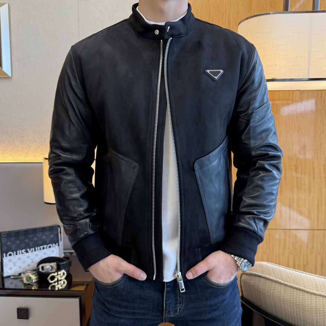 NO:612426,Prada -  Men's sheepskin spliced suede jacket. Trade goods from foreign companies, limited edition directly supplied from overseas, high-end show model in autumn and winter of 2025, heavyweight product, palace-level tasting beauty. Hooded regular version, simple design and clean cut  At the same time, it is neat and combined with the overall splicing of genuine leather and sheepskin to release freedom and spontaneity. It is not only attractive in appearance, but also very practical. It is easy to move and feels unrestrained when worn. The shape of the clothes is like a jacket, and the texture is generally not visible.  It feels warm, plump and elastic. It is a small jacket that can keep out the cold in the southern winter. It is made of high-quality custom fabrics and feels warm and comfortable. The chest is full of luxury and low-key heavy-duty design. The details are exquisite and the colors are not only versatile but also very high-end. The upper body is full of style. It is a unique type of zero-collision shirt on the market. Sizes M-3XL, can be worn up to 190 pounds.,, prada, jackets  & coats,jackets & coats,sheepskin,chamois leather,hats,alexander wang19860909普拉达 - 男士绵羊皮拼接麂皮绒夹克外套.洋行贸易货,海外直供限量款,25年秋冬高级秀场款,重磅级臻品,殿堂级品鉴尤物.连帽常规的版型,简约设计剪裁干净利落的同时,结合整体真皮绵羊皮的拼接,洒脱与率性释放出来,不仅耐看,实用性也是很好的,便于活动,穿上身感觉无拘无束,衣服形似夹克,织纹一般不显露,手感温暖、丰满、富有弹性,是一款南方冬天可以御寒的小外套,高品质定面料,触感温暖手感舒服,胸前充满奢华感又低调的重工设计,细节匠心考究,颜色不仅百搭还非常显高级,上身款型十足,市面零撞衫的类型,属于独一无二的存在.尺码M-3XL,最大可穿到190斤.,,prada,jackets & coats,jackets & coats,sheepskin,chamois leather,hats,alexander wang,Men's clothing