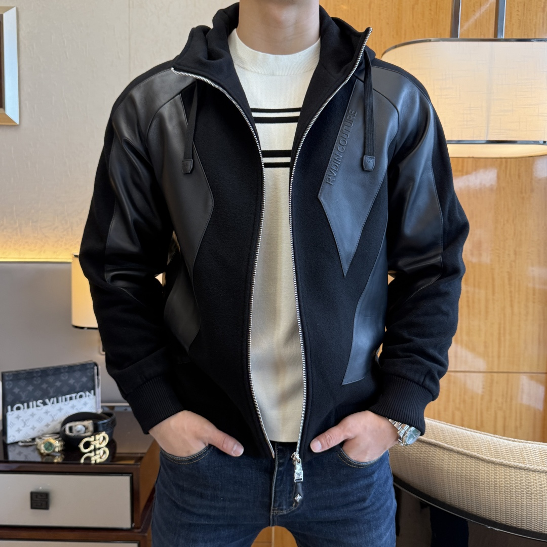 NO:607877,TF-  Men's sheepskin spliced hooded jacket. Trade goods from foreign companies, limited edition direct supply from overseas, 2025 autumn and winter high-end show model, heavyweight product, palace-level beauty. The hooded conventional version, simple design and clean cut, combined with the overall genuine leather sheepskin splicing, free and easy to release, not only attractive, but also very practical, easy to move, wearing the body feels unrestrained, the shape of the clothes is like a jacket, textured  Generally not exposed, it feels warm, plump and elastic. It is a small jacket that can keep out the cold in the southern winter. It is made of high-quality fabrics and feels warm and comfortable. The chest is full of luxury and low-key heavy-duty design. The details are exquisite and ingenious. The color is not only versatile but also very high-end. The upper body is full of styles. It is unique among the types of zero-collision shirts on the market. Sizes M-3XL, can be worn up to 190 pounds.,,tom  ford,jackets & coats,jackets & coats,sheepskin,hats,alexander wang19860909TF - 男士绵羊皮拼接连帽夹克外套.洋行贸易货,海外直供限量款,25年秋冬高级秀场款,重磅级臻品,殿堂级品鉴尤物.连帽常规的版型,简约设计剪裁干净利落的同时,结合整体真皮绵羊皮的拼接,洒脱与率性释放出来,不仅耐看,实用性也是很好的,便于活动,穿上身感觉无拘无束,衣服形似夹克,织纹一般不显露,手感温暖、丰满、富有弹性,是一款南方冬天可以御寒的小外套,高品质定面料,触感温暖手感舒服,胸前充满奢华感又低调的重工设计,细节匠心考究,颜色不仅百搭还非常显高级,上身款型十足,市面零撞衫的类型,属于独一无二的存在.尺码M-3XL,最大可穿到190斤.,,tom ford,jackets & coats,jackets & coats,sheepskin,hats,alexander wang,Men's clothing