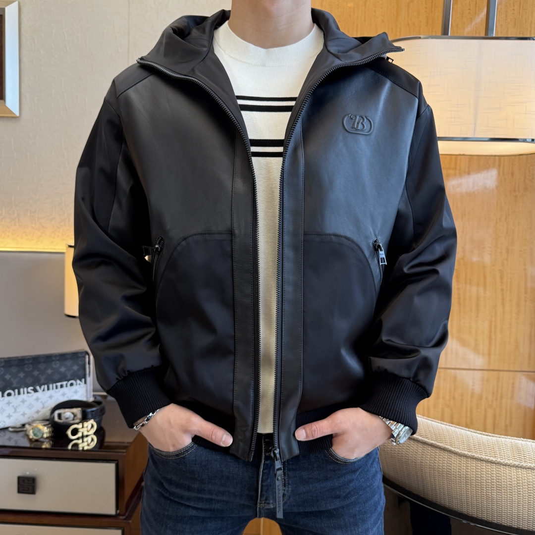 NO:649879,Balmain -  Men's genuine leather splicing casual hooded down jacket. Trade goods of foreign companies, heavyweight products, palace-level products. Conventional version, simple design and clean cut, combined with the overall genuine leather sheepskin splicing, free and easy to release, not only attractive, but also very practical, easy to move, wearing the body feels unrestrained, the shape of the clothes is like a jacket, the texture is generally not exposed, and feels warm and warm.  Plump and elastic, it is a jacket that can keep out the cold in the winter in the north and south. It is made of high-quality custom fabrics and is filled with the new national standard 90 white duck down. It feels warm and comfortable. The chest is full of luxury and low-key heavy-duty design. The details are exquisite and the color is not only versatile but also very high-end. The upper body is full of style. Sizes M-3XL, can be worn up to 190 pounds.,, balmain, jackets  & coats,jackets & coats,down jacket,sheepskin,hats,alexander wang19860909巴尔曼 - 男士真皮拼接休闲连帽羽绒服外套.洋行贸易货,重磅级臻品,殿堂级品鉴尤物.常规的版型,简约设计剪裁干净利落的同时,结合整体真皮绵羊皮的拼接,洒脱与率性释放出来,不仅耐看,实用性也是很好的,便于活动,穿上身感觉无拘无束,衣服形似夹克,织纹一般不显露,手感温暖、丰满、富有弹性,是一款南北方冬天可以御寒的外套,高品质定面料,新国标90白鸭绒填充,触感温暖手感舒服,胸前充满奢华感又低调的重工设计,细节匠心考究,颜色不仅百搭还非常显高级,上身款型十足.尺码M-3XL,最大可穿到190斤.,,balmain,jackets & coats,jackets & coats,down jacket,sheepskin,hats,alexander wang,Men's clothing