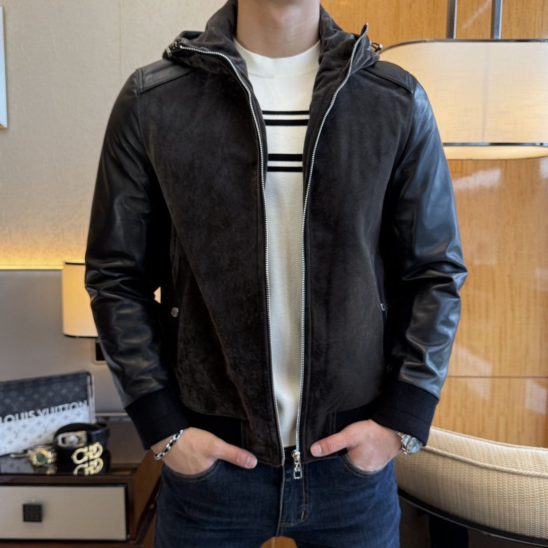 NO:649851,green!  LP Noyo -  Men's sheepskin spliced suede jacket. Trade goods from foreign companies, limited edition direct supply from overseas, high-end show model for autumn and winter in 2025, heavyweight product, palace-level tasting beauty. Hooded regular version, simple design and clean cut, combined with the overall genuine leather and sheepskin splicing, free and easy to release. It is not only attractive in appearance, but also very practical. It is easy to move and feels unrestrained when worn. The clothes are shaped like a jacket and have a textured pattern.  Generally not exposed, it feels warm, plump and elastic. It is a small jacket that can keep out the cold in the southern winter. It is made of high-quality fabrics and feels warm and comfortable. The chest is full of luxury and low-key heavy-duty design. The details are exquisite and ingenious. The color is not only versatile but also very high-end. The upper body is full of style. It is a unique type of zero-collision shirt on the market. Sizes M-3XL, can be worn up to 190 pounds.,, loro  piana,jackets & coats,jackets & coats,sheepskin,chamois leather,hats,alexander wang19860909绿色！LP诺悠 - 男士绵羊皮拼接麂皮绒夹克外套.洋行贸易货,海外直供限量款,25年秋冬高级秀场款,重磅级臻品,殿堂级品鉴尤物.连帽常规的版型,简约设计剪裁干净利落的同时,结合整体真皮绵羊皮的拼接,洒脱与率性释放出来,不仅耐看,实用性也是很好的,便于活动,穿上身感觉无拘无束,衣服形似夹克,织纹一般不显露,手感温暖、丰满、富有弹性,是一款南方冬天可以御寒的小外套,高品质定面料,触感温暖手感舒服,胸前充满奢华感又低调的重工设计,细节匠心考究,颜色不仅百搭还非常显高级,上身款型十足,市面零撞衫的类型,属于独一无二的存在.尺码M-3XL,最大可穿到190斤.,,loro piana,jackets & coats,jackets & coats,sheepskin,chamois leather,hats,alexander wang,Men's clothing