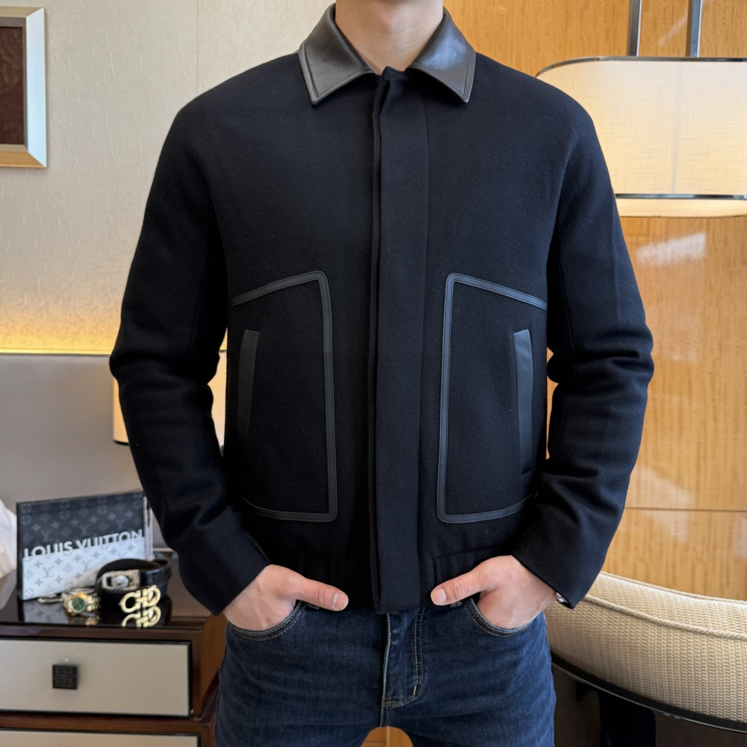 NO:607862,Genia -  2025 new winter men's wool and genuine leather down jacket, high-quality design, is a must-have for any man, handsome and handsome. Heavy craftsmanship, 90 down filling, but the fashion stance remains firm, first-class texture, crisp and slim. Classic lapel down, mature and stable style, fine texture, good gloss, and very clear texture, simple and elegant style, strong fashion, version leading the current trend, very good upper body effect, novel fabric, soft feel  Fearless and changeable, blooming in comfort and uniqueness. Calmly and confidently walk the way of urban men's spring clothing. Multi-touch fabric selection, showing the eclectic charm. The upper body will not have any wrinkles, the fit is excellent, the upper body is stylish and handsome, the customized accessories are iconic, and the details determine success or failure. Colors and colors, sizes 48 - 56, can be worn up to 190 pounds.,,zegna,jackets & coats,down jacket,alexander wang19860909杰尼娅 - 2025年冬季新款男士羊毛拼真皮羽绒服外套,高品质设计,是任何男人都必备的王牌好货,帅气爆表.重工艺直冲工艺,90绒填充,但时尚立场坚挺如故,质感一流,挺括修身.经典翻领的羽绒,成熟稳重风,质感细腻,光泽感佳,且纹理非常清晰,款式简洁大气,时尚度强、版型引领当前趋势,上身效果非常好,面料新颖,手感软 无畏多变,舒适与独特中绽放.从容、自信游走都市型男春装之道.多重触感的面料选择,彰显不拘一格的魅力上身不会有任何褶皱,版型极好,上身有型帅气,定制辅料带有标志性,细节决定成败.颜色图色 尺码48 - 56 最大可穿到190斤.,,zegna,jackets & coats,down jacket,alexander wang,Men's clothing