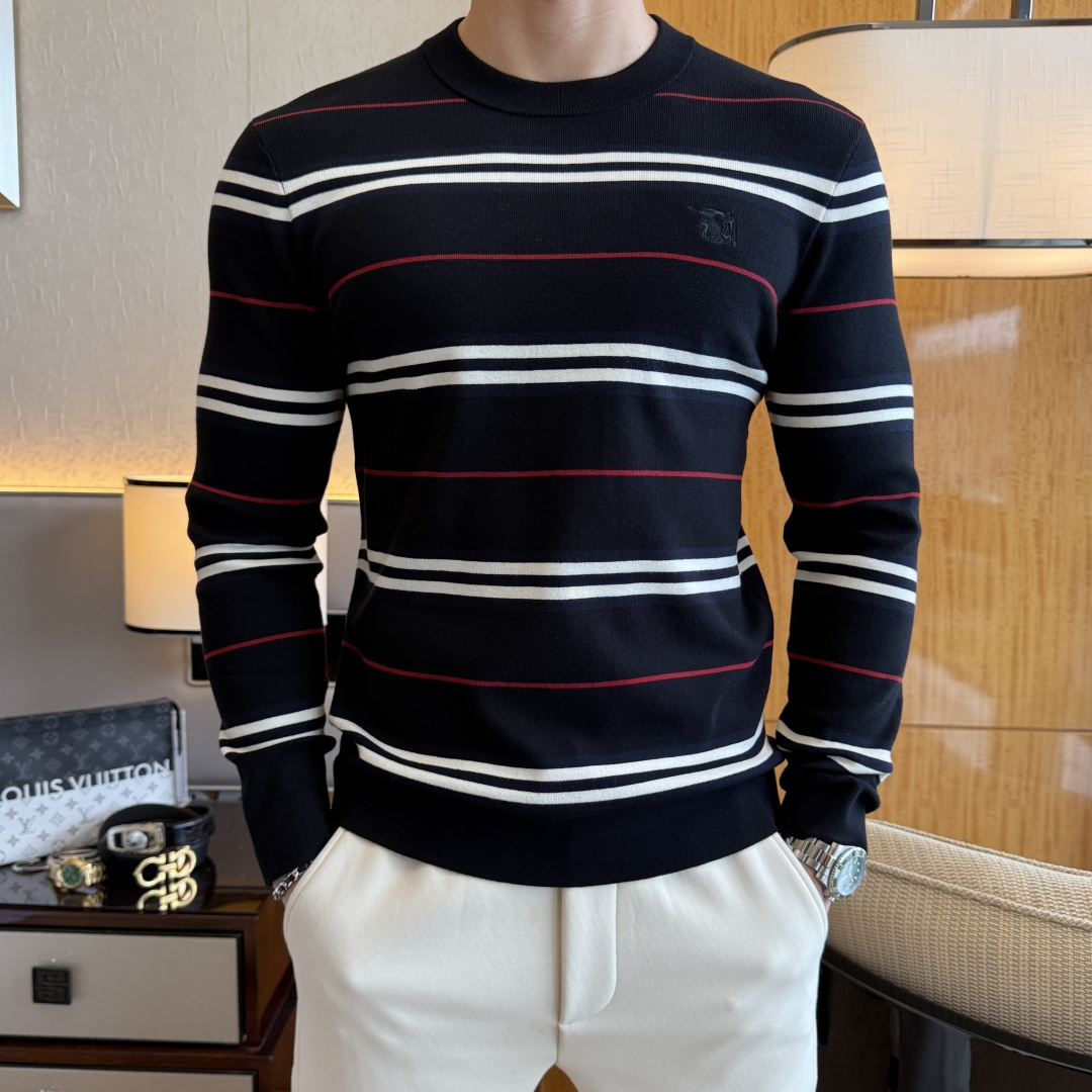 NO:612503,Burberry - 2025ss Autumn and Winter counter hot-selling wool sweater, casual and fashionable outer wear, a must-have for inner wear, custom-made imported worsted sheep wool fabric, the fabric has a delicate feel, close to the body and is comfortable without digging into the flesh, and the upper body has a good shape. It is warm to wear, and the counter logo design is very unique. The original quality and craftsmanship are definitely the highest version on the market. The top original version is awesome to wear. It is soft and crisp, not easy to deform. The seams and seams are very rigorous and elegant. Absolute first-line OEM requirements!  Don’t miss it, male gods!  Size M-3XL,,burberry,alexander wang19860909巴宝莉 - 2025ss秋冬专柜大爆款羊毛衫,休闲时尚外穿 内搭必备款,定制进口精纺绵羊毛面料,面料手感细腻,贴身舒适不扎肉,上身版型好 穿着保暖,专柜标志设计非常独特,原版品质与工艺 绝对市场最高版本 顶级原版穿着超赞 柔顺挺括,不易变形.锁边缝盘都非常严谨考究 绝对一线代工要求！男神们别错过！ 尺码 M-3XL,,burberry,alexander wang,Men's clothing