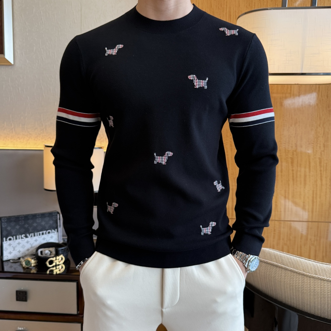 NO:612505,TB - 2025ss Autumn and Winter Counter's Hottest Wool Sweater, Casual and Fashionable Outerwear, A Must-have for Interior, Customized Imported Worsted Wool Fabric, The Fabric Has a Fine Handle, It's Close-fitting and Comfortable, It Doesn't Cut into the Flesh, and It Has a Good Upper Body Shape. It is warm to wear, and the counter logo design is very unique. The original quality and craftsmanship are definitely the highest version on the market. The top original version is awesome to wear. It is soft and crisp, not easy to deform. The seams and stitching plates are very rigorous and absolutely meet the requirements of first-line OEMs!  Don’t miss it, male gods!  Size M-3XL,,alexander wang19860909TB - 2025ss秋冬专柜大爆款羊毛衫,休闲时尚外穿 内搭必备款,定制进口精纺绵羊毛面料,面料手感细腻,贴身舒适不扎肉,上身版型好 穿着保暖,专柜标志设计非常独特,原版品质与工艺 绝对市场最高版本 顶级原版穿着超赞 柔顺挺括,不易变形.锁边缝盘都非常严谨考究 绝对一线代工要求！男神们别错过！ 尺码 M-3XL,,alexander wang,Men's clothing