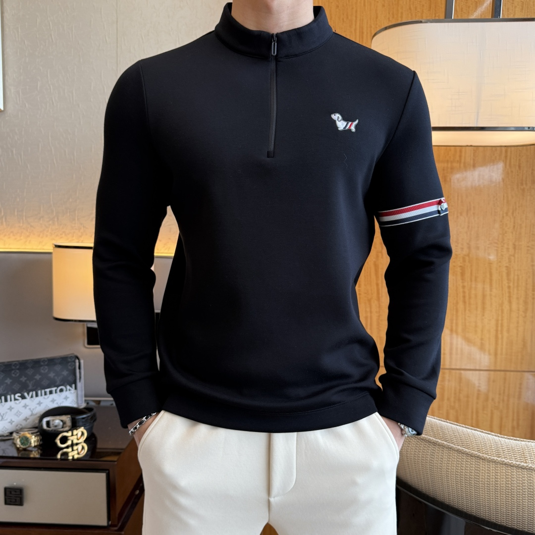 NO:607856,TB - 2025ss autumn hot new style, the highest version of fashionable pullover cashmere sweatshirt, a classic that must be released every year. Favored and respected by major stars, it uses high-end European cotton blended fabrics, heavy craftsmanship, original hardware and accessories logo design, soft and smooth, and dense texture!  Stylish upper body!  One of the impeccable must-have styles for autumn!  M-3XL can wear up to 190 pounds!  ,,hoodie,sweatshirts,alexander wang19860909TB - 2025ss秋季大爆新款,最高版本时尚套头羊绒卫衣、每年必出的经典之作.受各大明星的青睐推崇,精选高端欧棉混纺面料,重工艺制作,原版五金辅料logo设计,柔软顺滑,质地密实！上身时尚有型！秋季无可挑剔必选款式之一！M-3XL 最大穿190斤！,,hoodie,sweatshirts,alexander wang,Men's clothing