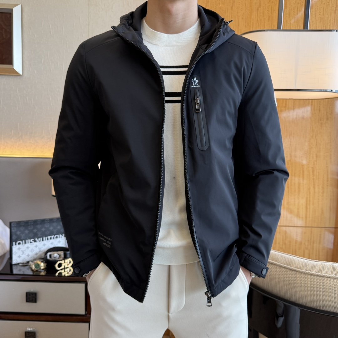NO:612409,Top quality goose down version!  Mouth -  2025 new winter men's goose down down jacket, high-quality design, is a must-have for any man, handsome and handsome. Heavy craftsmanship, 90% goose down filling, but the fashion stance remains firm, first-class texture, crisp and slim fit. Classic lapel down, mature and stable style, fine texture, good gloss, and very clear texture, simple and elegant style, strong fashion, and version leading the current trend, the upper body effect is very good, the fabric is novel and soft to the touch  Fearless and changeable, blooming in comfort and uniqueness. Calmly and confidently walk the way of urban men's spring clothing. Multi-touch fabric selection, showing the eclectic charm. The upper body will not have any wrinkles, the shape is excellent, the upper body is stylish and handsome, the customized accessories are iconic, and the details determine success or failure. Colors and colors, sizes 48 - 56, can be worn up to 190 pounds.,, Moncler, jackets & coats, down jacket, alexander wang19860909顶级鹅绒版本！蒙口 - 2025年冬季新款男士鹅绒羽绒服外套,高品质设计,是任何男人都必备的王牌好货,帅气爆表.重工艺直冲工艺,90鹅绒填充,但时尚立场坚挺如故,质感一流,挺括修身.经典翻领的羽绒,成熟稳重风,质感细腻,光泽感佳,且纹理非常清晰,款式简洁大气,时尚度强、版型引领当前趋势,上身效果非常好,面料新颖,手感软 无畏多变,舒适与独特中绽放.从容、自信游走都市型男春装之道.多重触感的面料选择,彰显不拘一格的魅力上身不会有任何褶皱,版型极好,上身有型帅气,定制辅料带有标志性,细节决定成败.颜色图色 尺码48 - 56 最大可穿到190斤.,,Moncler,jackets & coats,down jacket,alexander wang,Men's clothing