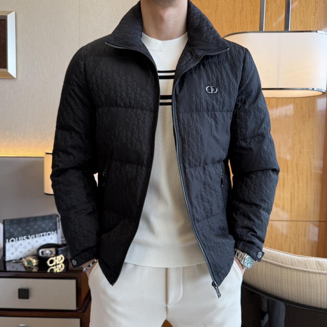 NO:607855,Dior -  2025 new winter men's down jacket, high-quality design, is a must-have for any man, handsome and handsome. Heavy craftsmanship, 90 down filling, but the fashion stance remains firm, first-class texture, crisp and slim. Classic lapel down, mature and stable style, fine texture, good gloss, and very clear texture, simple and elegant style, strong fashion, version leading the current trend, very good upper body effect, novel fabric, soft feel  Fearless and changeable, blooming in comfort and uniqueness. Calmly and confidently walk the way of urban men's spring clothing. Multi-touch fabric selection, showing the eclectic charm. The upper body will not have any wrinkles, the fit is excellent, the upper body is stylish and handsome, the customized accessories are iconic, and the details determine success or failure. Colors and colors, sizes 48 - 56, can be worn up to 190 pounds.,, dior, jackets & coats, down jacket, alexander wang19860909迪奥 - 2025年冬季新款男士绒羽绒服外套,高品质设计,是任何男人都必备的王牌好货,帅气爆表.重工艺直冲工艺,90绒填充,但时尚立场坚挺如故,质感一流,挺括修身.经典翻领的羽绒,成熟稳重风,质感细腻,光泽感佳,且纹理非常清晰,款式简洁大气,时尚度强、版型引领当前趋势,上身效果非常好,面料新颖,手感软 无畏多变,舒适与独特中绽放.从容、自信游走都市型男春装之道.多重触感的面料选择,彰显不拘一格的魅力上身不会有任何褶皱,版型极好,上身有型帅气,定制辅料带有标志性,细节决定成败.颜色图色 尺码48 - 56 最大可穿到190斤.,,dior,jackets & coats,down jacket,alexander wang,Men's clothing