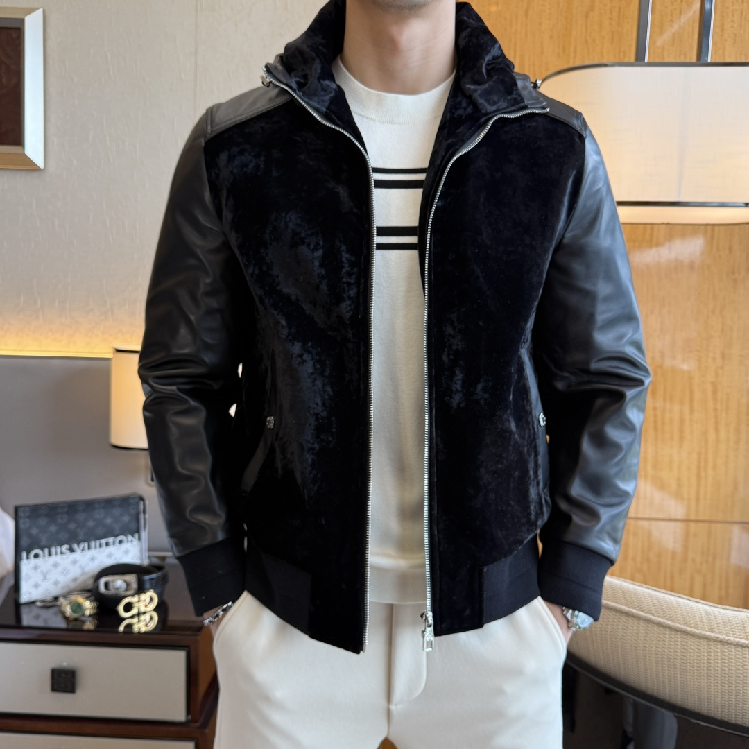 NO:649857,LP Noyo -  Men's sheepskin spliced suede jacket. Trade goods from foreign companies, limited edition direct supply from overseas, high-end show model for autumn and winter in 2025, heavyweight product, palace-level tasting beauty. Hooded regular version, simple design and clean cut, combined with the overall genuine leather and sheepskin splicing, free and easy to release. It is not only attractive in appearance, but also very practical. It is easy to move and feels unrestrained when worn. The clothes are shaped like a jacket and have a textured pattern.  Generally not exposed, it feels warm, plump and elastic. It is a small jacket that can keep out the cold in the southern winter. It is made of high-quality fabrics and feels warm and comfortable. The chest is full of luxury and low-key heavy-duty design. The details are exquisite and ingenious. The color is not only versatile but also very high-end. The upper body is full of style. It is a unique type of zero-collision shirt on the market. Sizes M-3XL, can be worn up to 190 pounds.,, loro  piana,jackets & coats,jackets & coats,sheepskin,chamois leather,hats,alexander wang19860909LP诺悠 - 男士绵羊皮拼接麂皮绒夹克外套.洋行贸易货,海外直供限量款,25年秋冬高级秀场款,重磅级臻品,殿堂级品鉴尤物.连帽常规的版型,简约设计剪裁干净利落的同时,结合整体真皮绵羊皮的拼接,洒脱与率性释放出来,不仅耐看,实用性也是很好的,便于活动,穿上身感觉无拘无束,衣服形似夹克,织纹一般不显露,手感温暖、丰满、富有弹性,是一款南方冬天可以御寒的小外套,高品质定面料,触感温暖手感舒服,胸前充满奢华感又低调的重工设计,细节匠心考究,颜色不仅百搭还非常显高级,上身款型十足,市面零撞衫的类型,属于独一无二的存在.尺码M-3XL,最大可穿到190斤.,,loro piana,jackets & coats,jackets & coats,sheepskin,chamois leather,hats,alexander wang,Men's clothing