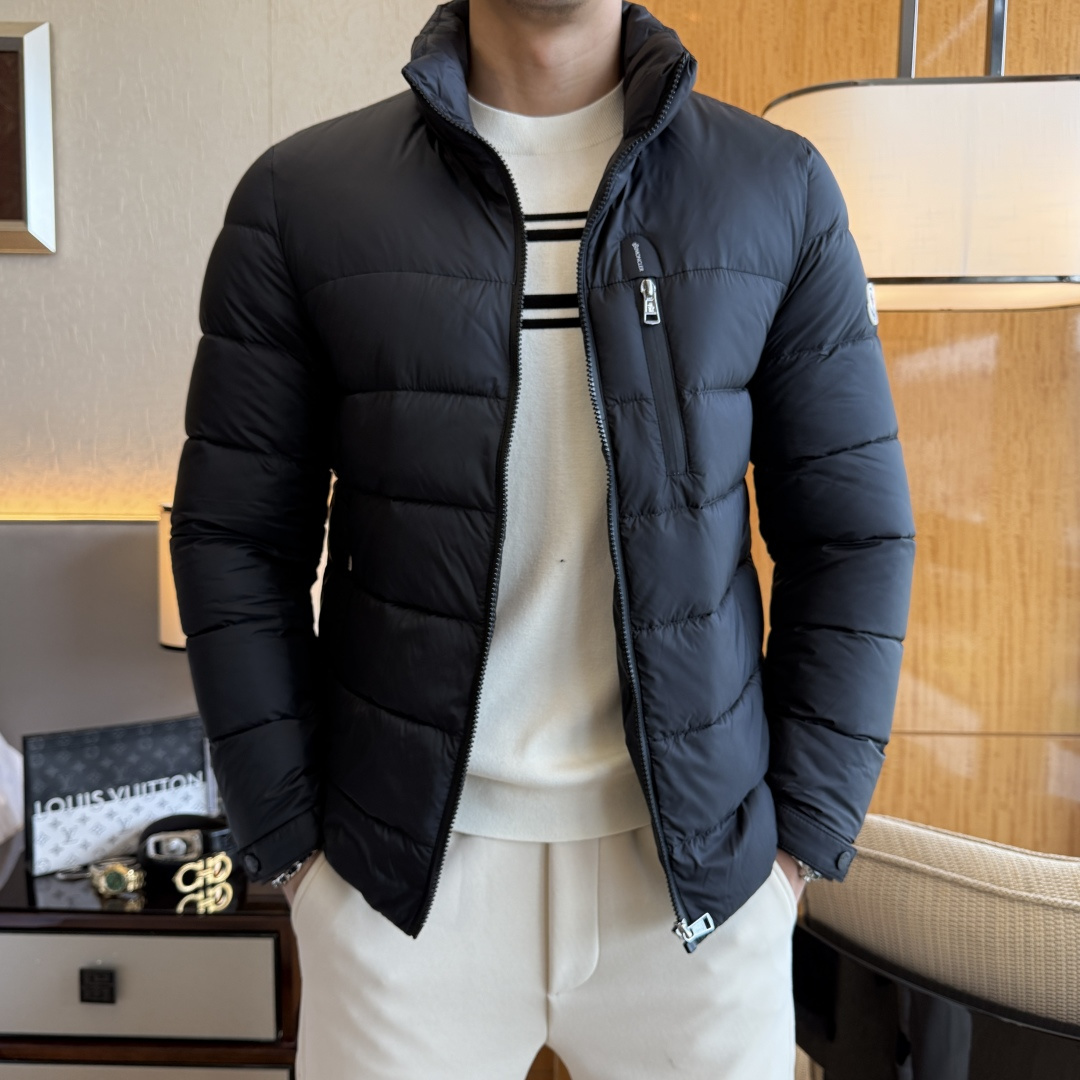 NO:683552,Mouth -  2025 new winter men's down jacket, high-quality design, is a must-have for any man, handsome and handsome. Heavy craftsmanship, 90 down filling, but the fashion stance remains firm, first-class texture, crisp and slim. Classic lapel down, mature and stable style, fine texture, good gloss, and very clear texture, simple and elegant style, strong fashion, version leading the current trend, very good upper body effect, novel fabric, soft feel  Fearless and changeable, blooming in comfort and uniqueness. Calmly and confidently walk the way of urban men's spring clothing. Multi-touch fabric selection, showing the eclectic charm. The upper body will not have any wrinkles, the shape is excellent, the upper body is stylish and handsome, the customized accessories are iconic, and the details determine success or failure. Colors and colors, sizes 48 - 56, can be worn up to 190 pounds.,, Moncler, jackets & coats, down jacket,19860909蒙口 - 2025年冬季新款男士绒羽绒服外套,高品质设计,是任何男人都必备的王牌好货,帅气爆表.重工艺直冲工艺,90绒填充,但时尚立场坚挺如故,质感一流,挺括修身.经典翻领的羽绒,成熟稳重风,质感细腻,光泽感佳,且纹理非常清晰,款式简洁大气,时尚度强、版型引领当前趋势,上身效果非常好,面料新颖,手感软 无畏多变,舒适与独特中绽放.从容、自信游走都市型男春装之道.多重触感的面料选择,彰显不拘一格的魅力上身不会有任何褶皱,版型极好,上身有型帅气,定制辅料带有标志性,细节决定成败.颜色图色 尺码48 - 56 最大可穿到190斤.,,Moncler,jackets & coats,down jacket,,Men's clothing