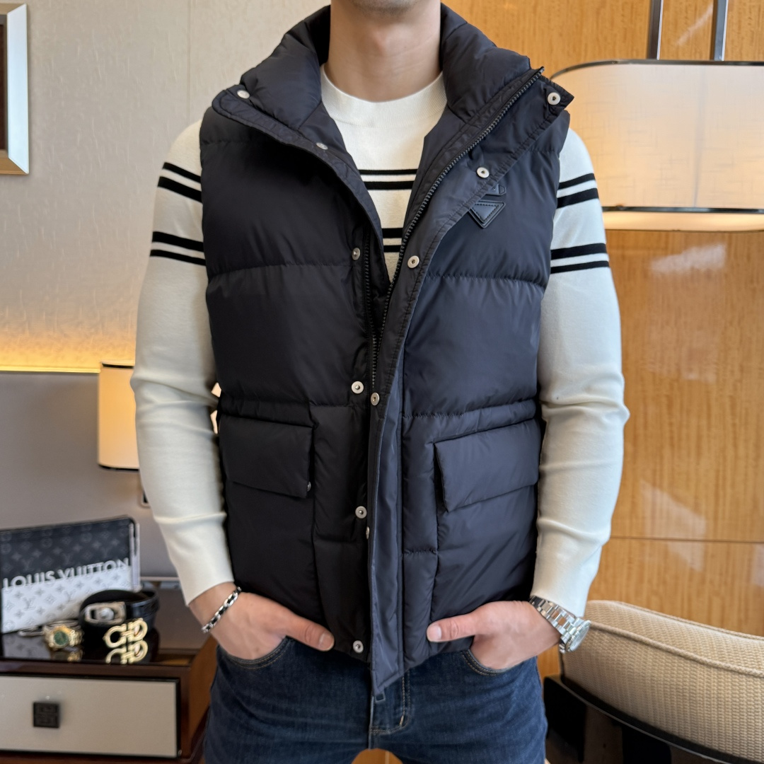 NO:607887,Prada - 2025ss new autumn and winter products, foreign trade company order, simple style fashionable down vest, imported original high-quality fiber blended fabric, filled with 95 white duck down inside!  The sag and luster are definitely refreshing and make you look more youthful and energetic. The workmanship is neat and smooth. All the hardware and accessories are supplied by customers and come with top-grade accessories. At first glance, they are high-end fabrics. These fabrics are custom-woven and there is nothing picky about them on the outside. This kind of jacket is for regular wear and is very practical. Sizes M-3XL, prada, jackets & coats, down jacket, alexander wang19860909普拉达- 2025ss秋冬新品外贸公司订单 简约风格时尚羽绒马甲 进口原版高品质纤维混纺面料,内里填充95白鸭绒！垂度和光泽绝对是提气,更显青春活力,车工走线整齐平整,所有五金附料都是客供带顶级配件 一看就是高档的面料 这种面料都是定织的 外面根本就没有 无任何有挑剔的地方 这样的一件外套属于常备常穿的,实用性很强.尺码M-3XL,,prada,jackets & coats,down jacket,alexander wang,Men's clothing