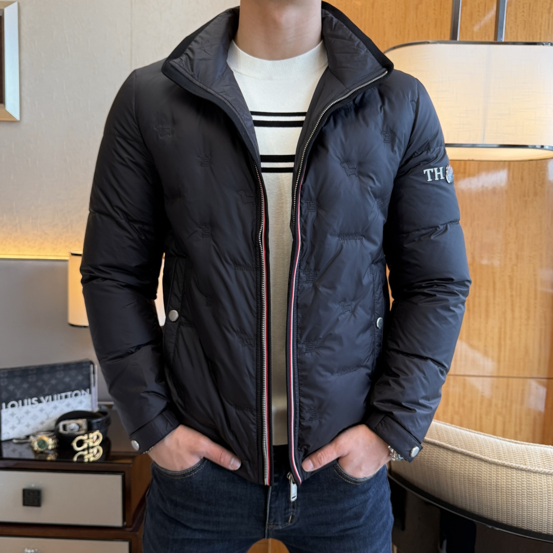 NO:607891,TB -  2025 new winter men's down jacket, high-quality design, is a must-have for any man, handsome and handsome. Heavy craftsmanship, 90 down filling, but the fashion stance remains firm, first-class texture, crisp and slim. Classic lapel down, mature and stable style, fine texture, good gloss, and very clear texture, simple and elegant style, strong fashion, version leading the current trend, very good upper body effect, novel fabric, soft feel  Fearless and changeable, blooming in comfort and uniqueness. Calmly and confidently walk the way of urban men's spring clothing. Multi-touch fabric selection, showing the eclectic charm. The upper body will not have any wrinkles, the fit is excellent, the upper body is stylish and handsome, the customized accessories are iconic, and the details determine success or failure. Colors and colors, sizes 48 - 56, can be worn up to 190 pounds.,,jackets & coats,down jacket,alexander wang19860909TB - 2025年冬季新款男士绒羽绒服外套,高品质设计,是任何男人都必备的王牌好货,帅气爆表.重工艺直冲工艺,90绒填充,但时尚立场坚挺如故,质感一流,挺括修身.经典翻领的羽绒,成熟稳重风,质感细腻,光泽感佳,且纹理非常清晰,款式简洁大气,时尚度强、版型引领当前趋势,上身效果非常好,面料新颖,手感软 无畏多变,舒适与独特中绽放.从容、自信游走都市型男春装之道.多重触感的面料选择,彰显不拘一格的魅力上身不会有任何褶皱,版型极好,上身有型帅气,定制辅料带有标志性,细节决定成败.颜色图色 尺码48 - 56 最大可穿到190斤.,,jackets & coats,down jacket,alexander wang,Men's clothing