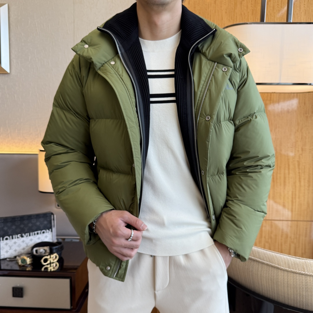 NO:607876,LP Noyo -  2025 new winter men's down jacket, high-quality design, is a must-have for any man, handsome and handsome. Heavy craftsmanship, 90 down filling, but the fashion stance remains firm, first-class texture, crisp and slim. Classic lapel down, mature and stable style, fine texture, good gloss, and very clear texture, simple and elegant style, strong fashion, version leading the current trend, very good upper body effect, novel fabric, soft feel  Fearless and changeable, blooming in comfort and uniqueness. Calmly and confidently walk the way of urban men's spring clothing. Multi-touch fabric selection, showing the eclectic charm. The upper body will not have any wrinkles, the shape is excellent, the upper body is stylish and handsome, the customized accessories are iconic, and the details determine success or failure. Color picture size 48 - 56 can be worn up to 190 pounds.,,loro piana,jackets & coats,down jacket,alexander wang19860909LP诺悠 - 2025年冬季新款男士绒羽绒服外套,高品质设计,是任何男人都必备的王牌好货,帅气爆表.重工艺直冲工艺,90绒填充,但时尚立场坚挺如故,质感一流,挺括修身.经典翻领的羽绒,成熟稳重风,质感细腻,光泽感佳,且纹理非常清晰,款式简洁大气,时尚度强、版型引领当前趋势,上身效果非常好,面料新颖,手感软 无畏多变,舒适与独特中绽放.从容、自信游走都市型男春装之道.多重触感的面料选择,彰显不拘一格的魅力上身不会有任何褶皱,版型极好,上身有型帅气,定制辅料带有标志性,细节决定成败.颜色图色 尺码48 - 56 最大可穿到190斤.,,loro piana,jackets & coats,down jacket,alexander wang,Men's clothing