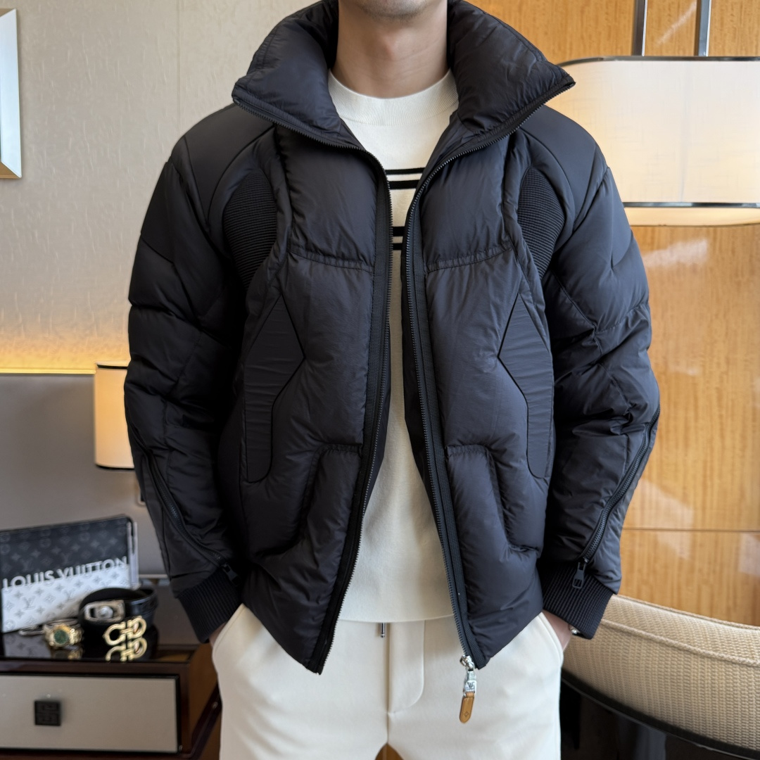 NO:683543,LV-  2025 new winter men's heavy-craft motorcycle style down jacket, high-quality design, is a must-have for any man, handsome and handsome. Heavy-duty straight-punching process, 90 down filling, but the fashion stance remains strong and the texture is the same  Flow, crisp and slim fit. Classic lapel down, mature and stable style, fine texture, good gloss, and very clear texture. The style is simple and elegant, highly fashionable, and the version leads the current trend. The upper body effect is very good, the fabric is novel, and the hand feels soft.  Fearless and changeable, blooming in comfort and uniqueness. Calmly and confidently walk the way of urban sportsman's spring clothing. Multi-touch fabric selection, showing the eclectic charm. The upper body will not have any wrinkles, the shape is excellent, the upper body is stylish and handsome, the customized accessories are iconic, and the details determine success or failure. Colors and colors, sizes 48 - 56, can be worn up to 190 pounds.,, louis vuitton, jackets & coats, down jacket,19860909LV - 2025年冬季新款男士重工艺机车款绒羽绒服外套,高品质设计,是任何男人都必备的王牌好货,帅气爆表.重工艺直冲工艺,90绒填充,但时尚立场坚挺如故,质感一流,挺括修身.经典翻领的羽绒,成熟稳重风,质感细腻,光泽感佳,且纹理非常清晰,款式简洁大气,时尚度强、版型引领当前趋势,上身效果非常好,面料新颖,手感软 无畏多变,舒适与独特中绽放.从容、自信游走都市型男春装之道.多重触感的面料选择,彰显不拘一格的魅力上身不会有任何褶皱,版型极好,上身有型帅气,定制辅料带有标志性,细节决定成败.颜色图色 尺码48 - 56 最大可穿到190斤.,,louis vuitton,jackets & coats,down jacket,,Men's clothing