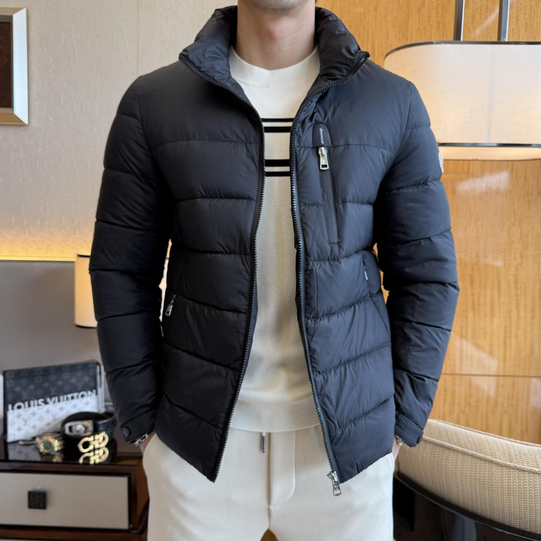 NO:612422,Mouth -  2025 new winter men's down jacket, high-quality design, is a must-have for any man, handsome and handsome. Heavy craftsmanship, 90 down filling, but the fashion stance remains firm, first-class texture, crisp and slim. Classic lapel down, mature and stable style, fine texture, good gloss, and very clear texture, simple and elegant style, strong fashion, version leading the current trend, the upper body effect is very good, the fabric is novel and soft to the touch  Fearless and changeable, blooming in comfort and uniqueness. Calmly and confidently walk the way of urban men's spring clothing. Multi-touch fabric selection, showing the eclectic charm. The upper body will not have any wrinkles, the shape is excellent, the upper body is stylish and handsome, the customized accessories are iconic, and the details determine success or failure. Colors and colors, sizes 48 - 56, can be worn up to 190 pounds.,, Moncler, jackets & coats, down jacket, alexander wang19860909蒙口 - 2025年冬季新款男士羽绒服外套,高品质设计,是任何男人都必备的王牌好货,帅气爆表.重工艺直冲工艺,90绒填充,但时尚立场坚挺如故,质感一流,挺括修身.经典翻领的羽绒,成熟稳重风,质感细腻,光泽感佳,且纹理非常清晰,款式简洁大气,时尚度强、版型引领当前趋势,上身效果非常好,面料新颖,手感软 无畏多变,舒适与独特中绽放.从容、自信游走都市型男春装之道.多重触感的面料选择,彰显不拘一格的魅力上身不会有任何褶皱,版型极好,上身有型帅气,定制辅料带有标志性,细节决定成败.颜色图色 尺码48 - 56 最大可穿到190斤.,,Moncler,jackets & coats,down jacket,alexander wang,Men's clothing