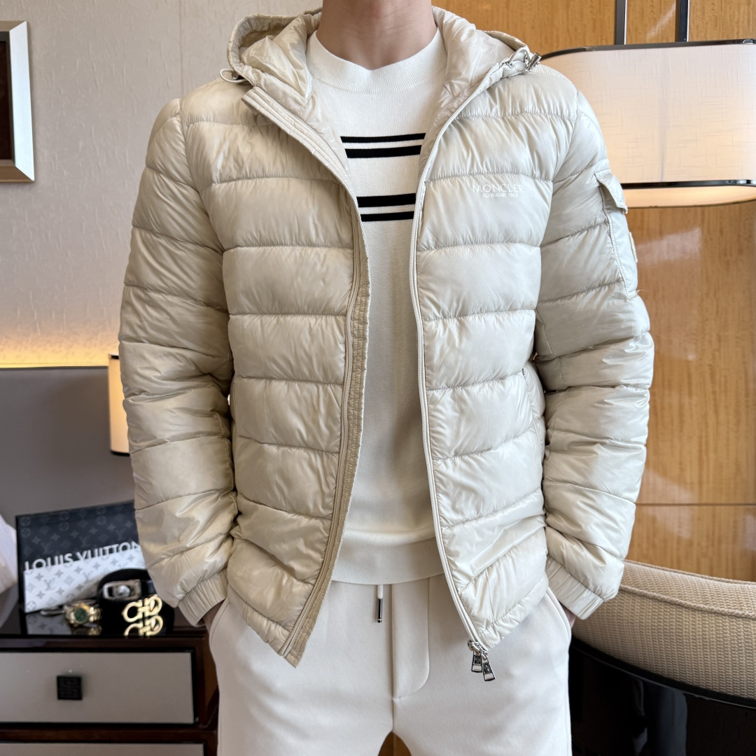 NO:612406,Mengkou - Men's business casual down jacket, sourced from Hong Kong foreign companies, top pure blood quality, original factory OEM, 25F/W autumn and winter new products, high-end first-line ready-to-wear series!  As the most powerful magic weapon in the MO family series, it has accumulated a very high reputation. It perfectly integrates fashion aesthetics and new urban business and leisure concepts. It continues the consistent design tone of the EZ family. It perfectly interprets the Italian minimalist, capable and outdoor functional style throughout the body. It is both solemn and harmonious, and the upper body is full of style!  In terms of overall design tone, it still follows the minimalist line of the MO family. The lines are smooth and capable, and there are no complicated craftsmanship elements. It is only based on fabrics and craftsmanship. Simplicity is the most advanced way of expression and the highest level of temperament and taste. The chest is decorated with embroidered brand logo, which is a close-up of the soul!  The custom-made Italian fabric supplied by the customer has excellent windproof and waterproof properties. The inner liner is filled with Taiwanese white duck down and high-quality jade down extracted from the belly of the white goose. It has no odor and has excellent temperature locking effect and warmth retention!  The details are exquisite and outstanding, the placket is decorated with classic brown leather material, the collar is designed with windproof drawstrings, the hood collar is detachable, and the double zipper opening and closing configuration is available!  The tailoring is first-class, clean and neat, the upper body is full of shape, without any bloat on the upper body, very slim and lightweight, with a perfect combination of grace and warmth. The color is light and versatile, making it easy to handle various occasions. It can be used for business commuting, negotiation, official and legal affairs, etc. It can meet various daily wear. It is a down equipment with a strong sense of spirit!  Size 48-56,,Moncler,jackets & coats,down jacket,hats,alexander wang19860909蒙口 - 男士商务休闲羽绒服外套,香港洋行渠道货,顶级纯正血统品质,原厂代工出品,25F/W秋冬新品,高端一线成衣系列！ 作为MO家族系列中最有力的法宝,积攒了极高的口碑,将时装美学和新都市商务休闲概念完美融合,延续一贯EZ家的设计基调,通体将意式的极简、干练和户外功能性风格极致诠释,亦庄亦谐,上身型款十足！ 整体在设计基调方面,依然沿袭了MO家族的极简路线,线条感流畅干练,无繁复的工艺元素傍身,唯以面料与工艺取胜,简约才是最高级的表达方式,亦是衬托气质与品位的最高境界,胸前饰有品牌标识刺绣体,属于灵魂是的特写！ 客供的意大利专属订织面料,具备优越的防风防水功能特质,内胆填充甄选台湾白鸭绒,提取的白鹅腹部高品质的玉朵绒,无任何异味,锁温效果与保暖性极佳！ 细节精湛出色,门襟处拼饰有经典咖色皮革材质,领部采用防风束绳设计,帽领可拆卸,双拉链开合配置！ 剪裁一流,干净利落,上身型款十足,上身无任何臃肿感,非常修身且轻便,风度与温暖完美兼备,配色轻熟百搭,轻松驾驭各种场合,商务通勤谈判、公务律政等满足日常各种穿搭,属于精神感超强的一款羽绒装备！尺码48-56,,Moncler,jackets & coats,down jacket,hats,alexander wang,Men's clothing