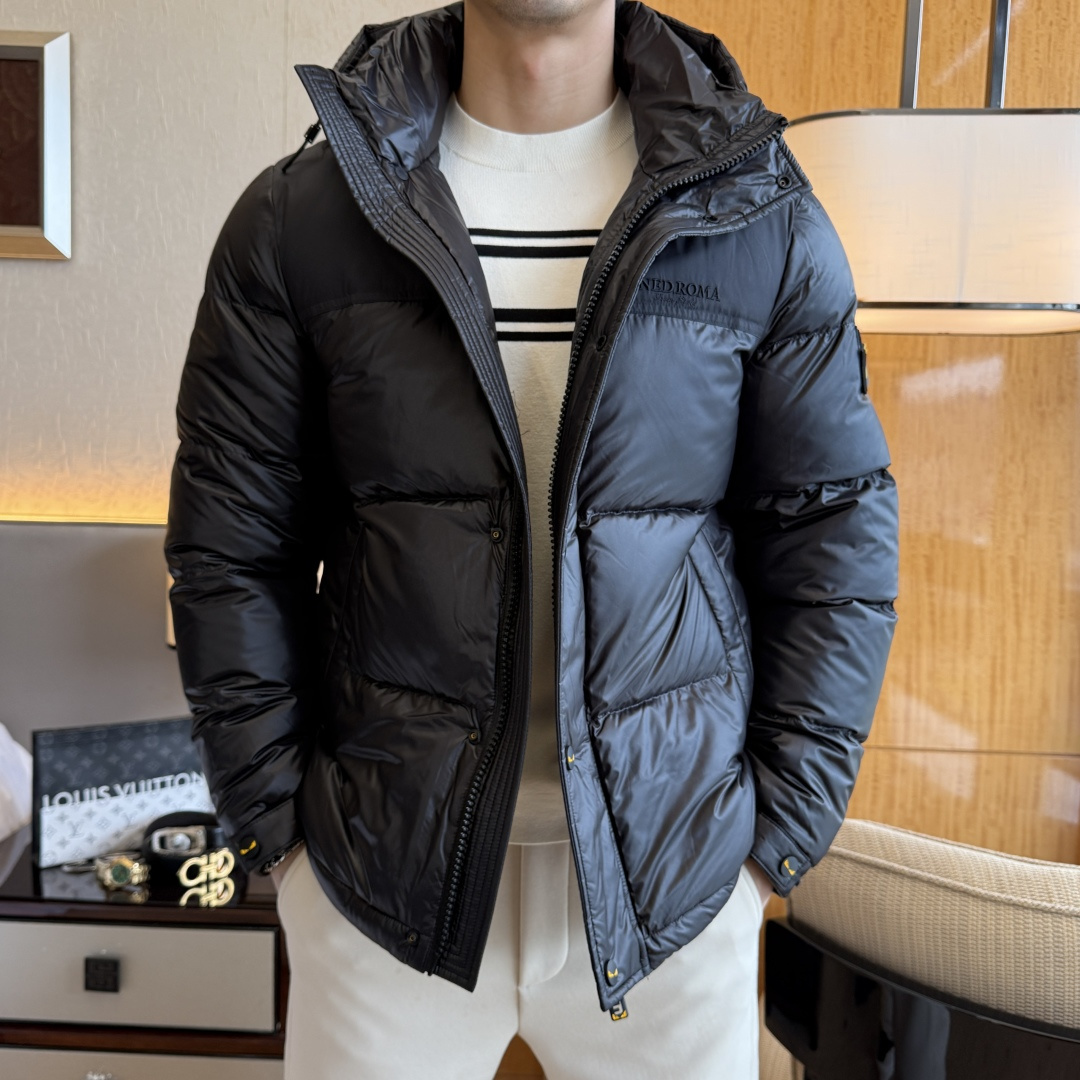 NO:607861,Fendi -  2025 new winter men's down jacket, high-quality design, is a must-have for any man, handsome and handsome. Heavy craftsmanship, 90 down filling, but the fashion stance remains firm, first-class texture, crisp and slim. Classic lapel down, mature and stable style, fine texture, good gloss, and very clear texture, simple and elegant style, strong fashion, version leading the current trend, very good upper body effect, novel fabric, soft feel  Fearless and changeable, blooming in comfort and uniqueness. Calmly and confidently walk the way of urban men's spring clothing. Multi-touch fabric selection, showing the eclectic charm. The upper body will not have any wrinkles, the fit is excellent, the upper body is stylish and handsome, the customized accessories are iconic, and the details determine success or failure. Colors and colors, sizes 48 - 56, can be worn up to 190 pounds.,, fendi, jackets & coats, down jacket, alexander wang19860909芬迪 - 2025年冬季新款男士绒羽绒服外套,高品质设计,是任何男人都必备的王牌好货,帅气爆表.重工艺直冲工艺,90绒填充,但时尚立场坚挺如故,质感一流,挺括修身.经典翻领的羽绒,成熟稳重风,质感细腻,光泽感佳,且纹理非常清晰,款式简洁大气,时尚度强、版型引领当前趋势,上身效果非常好,面料新颖,手感软 无畏多变,舒适与独特中绽放.从容、自信游走都市型男春装之道.多重触感的面料选择,彰显不拘一格的魅力上身不会有任何褶皱,版型极好,上身有型帅气,定制辅料带有标志性,细节决定成败.颜色图色 尺码48 - 56 最大可穿到190斤.,,fendi,jackets & coats,down jacket,alexander wang,Men's clothing