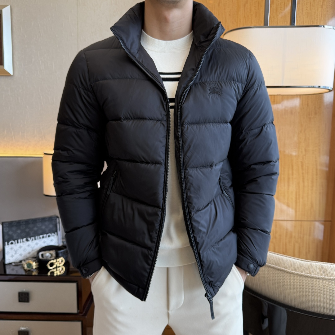 NO:607871,Burberry -  2025 new winter men's down jacket, high-quality design, is a must-have for any man, handsome and handsome. Heavy craftsmanship, 90 down filling, but the fashion stance remains firm, first-class texture, crisp and slim. Classic lapel down, mature and stable style, fine texture, good gloss, and very clear texture, simple and elegant style, strong fashion, version leading the current trend, very good upper body effect, novel fabric, soft feel  Fearless and changeable, blooming in comfort and uniqueness. Calmly and confidently walk the way of urban men's spring clothing. Multi-touch fabric selection, showing the eclectic charm. The upper body will not have any wrinkles, the fit is excellent, the upper body is stylish and handsome, the customized accessories are iconic, and the details determine success or failure. Colors and colors, sizes 48 - 56, can be worn up to 190 pounds.,, burberry, jackets & coats, down jacket, alexander wang19860909巴宝莉 - 2025年冬季新款男士绒羽绒服外套,高品质设计,是任何男人都必备的王牌好货,帅气爆表.重工艺直冲工艺,90绒填充,但时尚立场坚挺如故,质感一流,挺括修身.经典翻领的羽绒,成熟稳重风,质感细腻,光泽感佳,且纹理非常清晰,款式简洁大气,时尚度强、版型引领当前趋势,上身效果非常好,面料新颖,手感软 无畏多变,舒适与独特中绽放.从容、自信游走都市型男春装之道.多重触感的面料选择,彰显不拘一格的魅力上身不会有任何褶皱,版型极好,上身有型帅气,定制辅料带有标志性,细节决定成败.颜色图色 尺码48 - 56 最大可穿到190斤.,,burberry,jackets & coats,down jacket,alexander wang,Men's clothing