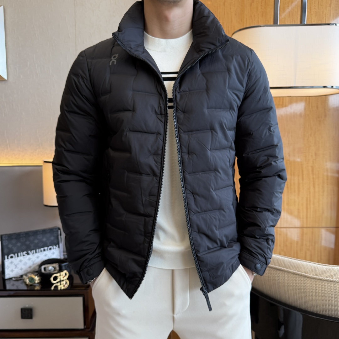 NO:683530,Luo Yiwei -  2025 new winter men's down jacket, high-quality design, is a must-have for any man, handsome and handsome. Heavy craftsmanship, 90 down filling, but the fashion stance remains firm, first-class texture, crisp and slim. Classic lapel down, mature and stable style, fine texture, good gloss, and very clear texture, simple and elegant style, strong fashion, version leading the current trend, the upper body effect is very good, the fabric is novel and soft to the touch  Fearless and changeable, blooming in comfort and uniqueness. Calmly and confidently walk the way of urban sportsman's spring clothing. Multi-touch fabric selection, showing the eclectic charm. The upper body will not have any wrinkles, the shape is excellent, the upper body is stylish and handsome, the customized accessories are iconic, and the details determine success or failure. Colors and colors, sizes 48 - 56, can be worn up to 190 pounds.,,jackets & coats, down jacket,19860909罗薏威 - 2025年冬季新款男士羽绒服外套,高品质设计,是任何男人都必备的王牌好货,帅气爆表.重工艺直冲工艺,90绒填充,但时尚立场坚挺如故,质感一流,挺括修身.经典翻领的羽绒,成熟稳重风,质感细腻,光泽感佳,且纹理非常清晰,款式简洁大气,时尚度强、版型引领当前趋势,上身效果非常好,面料新颖,手感软 无畏多变,舒适与独特中绽放.从容、自信游走都市型男春装之道.多重触感的面料选择,彰显不拘一格的魅力上身不会有任何褶皱,版型极好,上身有型帅气,定制辅料带有标志性,细节决定成败.颜色图色 尺码48 - 56 最大可穿到190斤.,,jackets & coats,down jacket,,Men's clothing