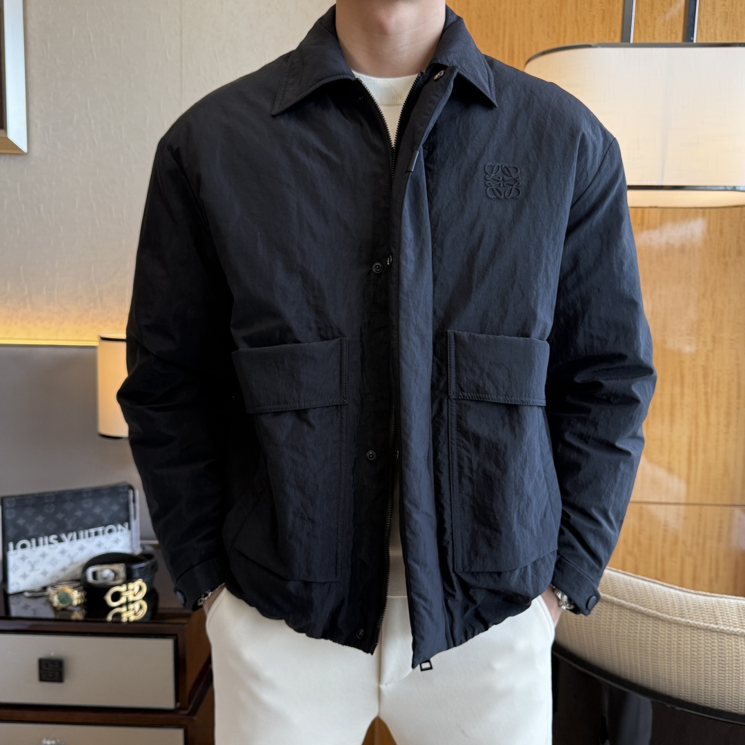 NO:607866,Loewe -  2025 new winter men's down jacket, high-quality design, is a must-have for any man, handsome and handsome. Heavy craftsmanship, 90 down filling, but the fashion stance remains firm, first-class texture, crisp and slim. Classic lapel down, mature and stable style, fine texture, good gloss, and very clear texture, simple and elegant style, strong fashion, version leading the current trend, very good upper body effect, novel fabric, soft feel  Fearless and changeable, blooming in comfort and uniqueness. Calmly and confidently walk the way of urban men's spring clothing. Multi-touch fabric selection, showing the eclectic charm. The upper body will not have any wrinkles, the fit is excellent, the upper body is stylish and handsome, the customized accessories are iconic, and the details determine success or failure. Colors and colors, sizes 48 - 56, can be worn up to 190 pounds.,, loewe, jackets & coats, down jacket, alexander wang19860909罗意威 - 2025年冬季新款男士绒羽绒服外套,高品质设计,是任何男人都必备的王牌好货,帅气爆表.重工艺直冲工艺,90绒填充,但时尚立场坚挺如故,质感一流,挺括修身.经典翻领的羽绒,成熟稳重风,质感细腻,光泽感佳,且纹理非常清晰,款式简洁大气,时尚度强、版型引领当前趋势,上身效果非常好,面料新颖,手感软 无畏多变,舒适与独特中绽放.从容、自信游走都市型男春装之道.多重触感的面料选择,彰显不拘一格的魅力上身不会有任何褶皱,版型极好,上身有型帅气,定制辅料带有标志性,细节决定成败.颜色图色 尺码48 - 56 最大可穿到190斤.,,loewe,jackets & coats,down jacket,alexander wang,Men's clothing