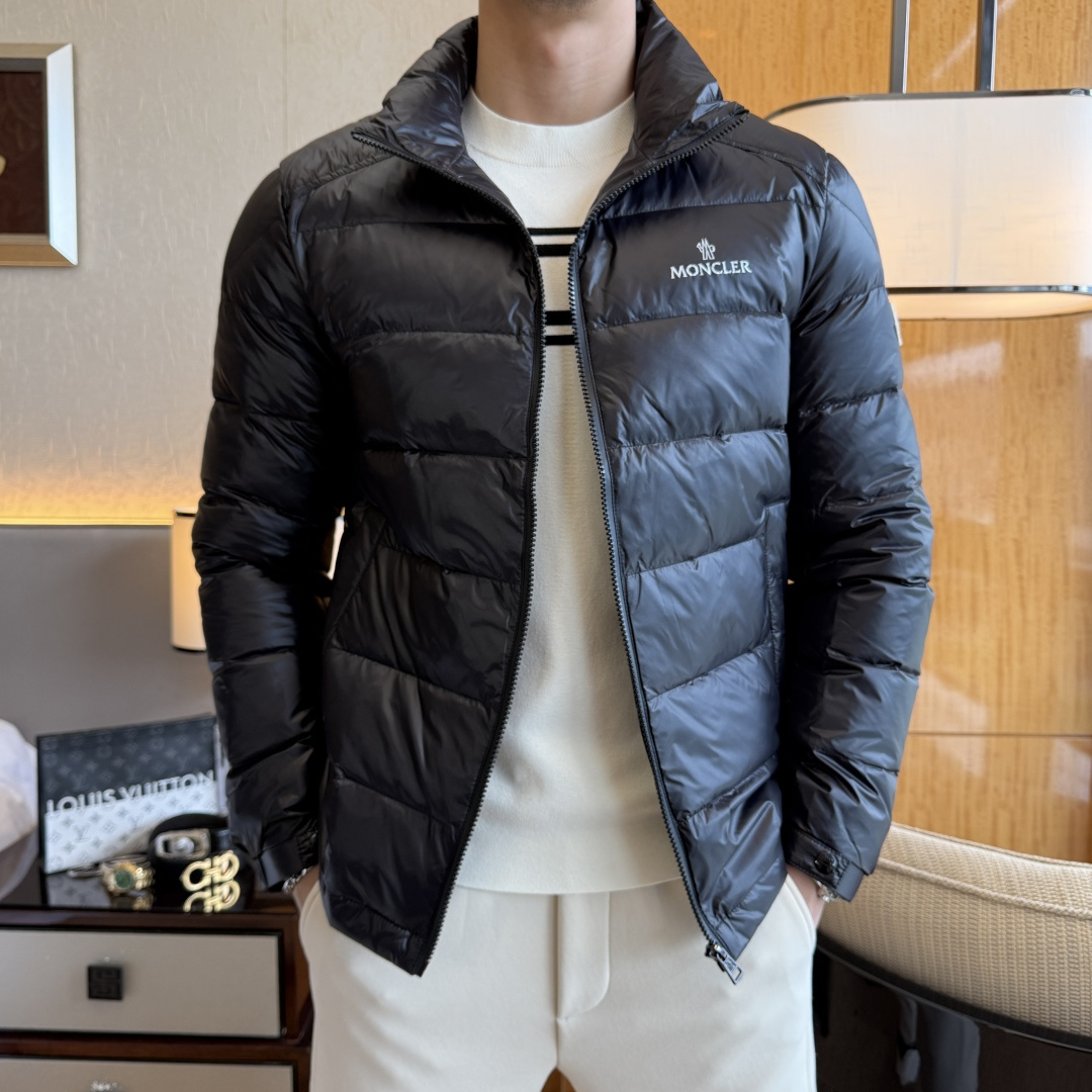 NO:612413,Mouth -  2025 new winter men's down jacket, high-quality design, is a must-have for any man, handsome and handsome. Heavy craftsmanship, 90 down filling, but the fashion stance remains firm, first-class texture, crisp and slim. Classic lapel down, mature and stable style, fine texture, good gloss, and very clear texture, simple and elegant style, strong fashion, version leading the current trend, the upper body effect is very good, the fabric is novel and soft to the touch  Fearless and changeable, blooming in comfort and uniqueness. Calmly and confidently walk the way of urban men's spring clothing. Multi-touch fabric selection, showing the eclectic charm. The upper body will not have any wrinkles, the shape is excellent, the upper body is stylish and handsome, the customized accessories are iconic, and the details determine success or failure. Colors and colors, sizes 48 - 56, can be worn up to 190 pounds.,, Moncler, jackets & coats, down jacket, alexander wang19860909蒙口 - 2025年冬季新款男士羽绒服外套,高品质设计,是任何男人都必备的王牌好货,帅气爆表.重工艺直冲工艺,90绒填充,但时尚立场坚挺如故,质感一流,挺括修身.经典翻领的羽绒,成熟稳重风,质感细腻,光泽感佳,且纹理非常清晰,款式简洁大气,时尚度强、版型引领当前趋势,上身效果非常好,面料新颖,手感软 无畏多变,舒适与独特中绽放.从容、自信游走都市型男春装之道.多重触感的面料选择,彰显不拘一格的魅力上身不会有任何褶皱,版型极好,上身有型帅气,定制辅料带有标志性,细节决定成败.颜色图色 尺码48 - 56 最大可穿到190斤.,,Moncler,jackets & coats,down jacket,alexander wang,Men's clothing