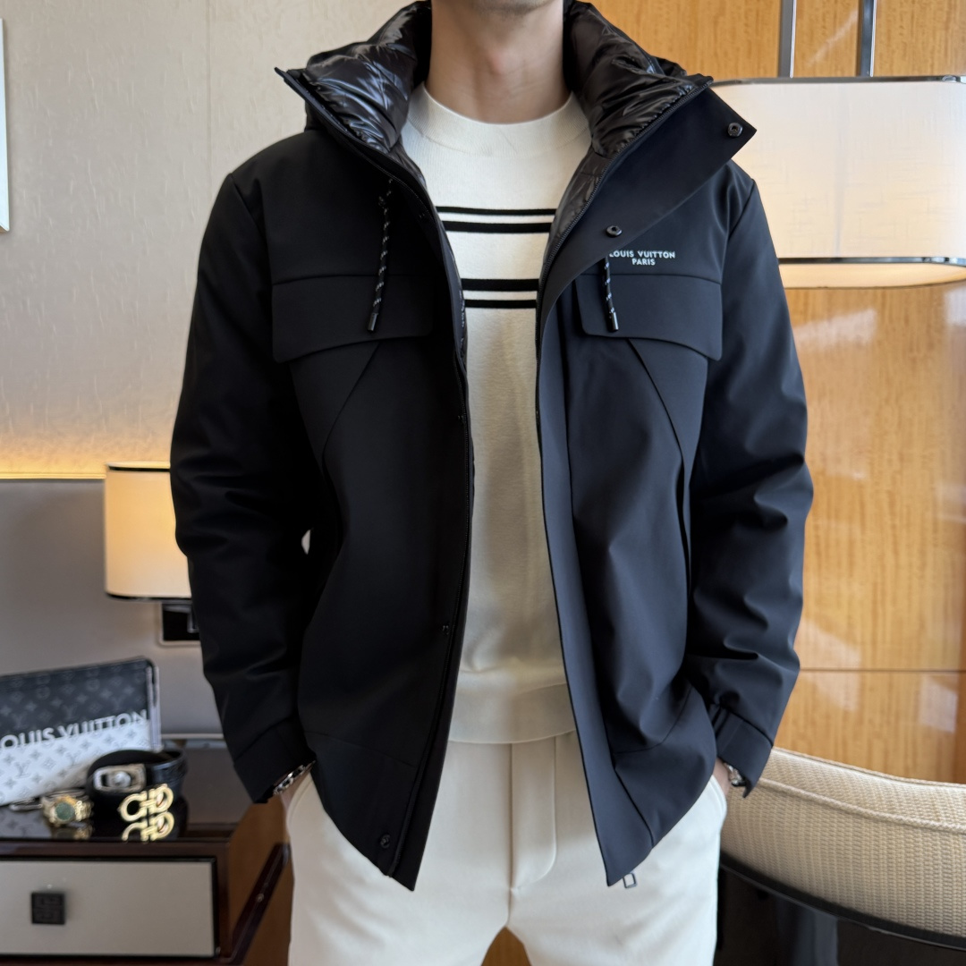 NO:607881,LV-  2025 new winter men's down jacket, high-quality design, is a must-have for any man, handsome and handsome. Heavy craftsmanship, 90 down filling, but the fashion stance remains firm, first-class texture, crisp and slim. Classic lapel down, mature and stable style, fine texture, good gloss, and very clear texture, simple and elegant style, strong fashion, version leading the current trend, very good upper body effect, novel fabric, soft feel  Fearless and changeable, blooming in comfort and uniqueness. Calmly and confidently walk the way of urban men's spring clothing. Multi-touch fabric selection, showing the eclectic charm. The upper body will not have any wrinkles, the fit is excellent, the upper body is stylish and handsome, the customized accessories are iconic, and the details determine success or failure. Colors and colors, sizes 48 - 56, can be worn up to 190 pounds.,, louis vuitton, jackets & coats, jacket, alexander wangdown19860909LV - 2025年冬季新款男士绒羽绒服外套,高品质设计,是任何男人都必备的王牌好货,帅气爆表.重工艺直冲工艺,90绒填充,但时尚立场坚挺如故,质感一流,挺括修身.经典翻领的羽绒,成熟稳重风,质感细腻,光泽感佳,且纹理非常清晰,款式简洁大气,时尚度强、版型引领当前趋势,上身效果非常好,面料新颖,手感软 无畏多变,舒适与独特中绽放.从容、自信游走都市型男春装之道.多重触感的面料选择,彰显不拘一格的魅力上身不会有任何褶皱,版型极好,上身有型帅气,定制辅料带有标志性,细节决定成败.颜色图色 尺码48 - 56 最大可穿到190斤.,,louis vuitton,jackets & coats,down jacket,alexander wang,Men's clothing