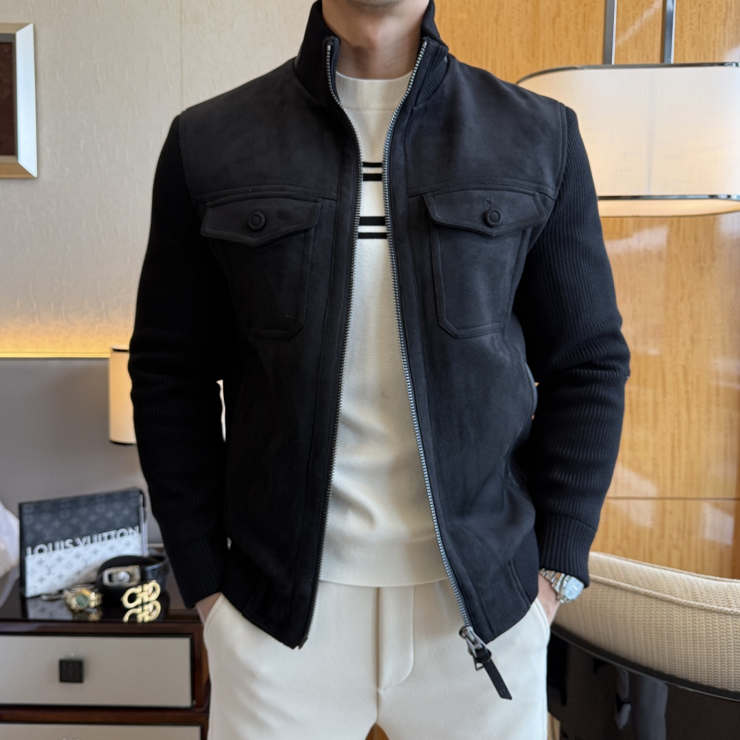 NO:683540,TF - 2025 new winter men's down jacket, high-quality design, a must-have for any man, handsome and handsome. Heavy craftsmanship, 90 down filling, but the fashion stance remains firm, first-class texture, crisp and slim. Classic lapel down, mature and stable style, fine texture, good gloss, and very clear texture, simple and elegant style, strong fashion, version leading the current trend, very good upper body effect, novel fabric, soft feel  Fearless and changeable, blooming in comfort and uniqueness. Calmly and confidently walk the way of urban sportsman spring clothing. Multi-touch fabric selection, showing the eclectic charm. The upper body will not have any wrinkles, the fit is excellent, the upper body is stylish and handsome, the customized accessories are iconic, and the details determine success or failure. Colors and colors, sizes 48 - 56, can be worn up to 190 pounds.,, tom ford, jackets & coats, down jacket,19860909TF - 2025年冬季新款男士羽绒服外套,高品质设计,是任何男人都必备的王牌好货,帅气爆表.重工艺直冲工艺,90绒填充,但时尚立场坚挺如故,质感一流,挺括修身.经典翻领的羽绒,成熟稳重风,质感细腻,光泽感佳,且纹理非常清晰,款式简洁大气,时尚度强、版型引领当前趋势,上身效果非常好,面料新颖,手感软 无畏多变,舒适与独特中绽放.从容、自信游走都市型男春装之道.多重触感的面料选择,彰显不拘一格的魅力上身不会有任何褶皱,版型极好,上身有型帅气,定制辅料带有标志性,细节决定成败.颜色图色 尺码48 - 56 最大可穿到190斤.,,tom ford,jackets & coats,down jacket,,Men's clothing