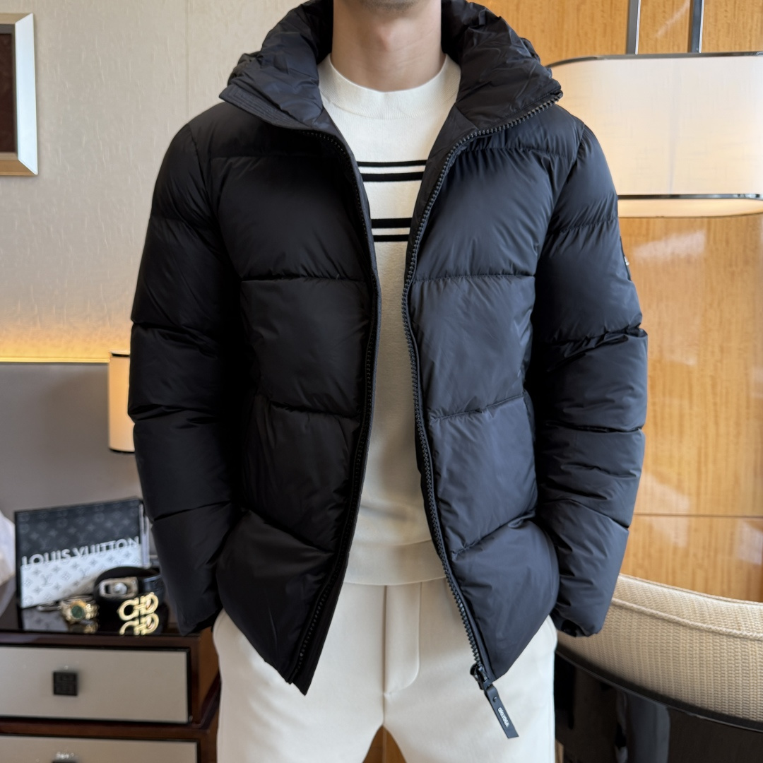 NO:607886,alo-  2025 new winter men's down jacket, high-quality design, is a must-have for any man, handsome and handsome. Heavy craftsmanship, 90 down filling, but the fashion stance remains firm, first-class texture, crisp and slim. Classic lapel down, mature and stable style, fine texture, good gloss, and very clear texture, simple and elegant style, strong fashion, version leading the current trend, very good upper body effect, novel fabric, soft feel  Fearless and changeable, blooming in comfort and uniqueness. Calmly and confidently walk the way of urban men's spring clothing. Multi-touch fabric selection, showing the eclectic charm. The upper body will not have any wrinkles, the fit is excellent, the upper body is stylish and handsome, the customized accessories are iconic, and the details determine success or failure. Colors and colors, sizes 48 - 56, can be worn up to 190 pounds.,,jackets & coats,down jacket,alexander wang19860909alo - 2025年冬季新款男士绒羽绒服外套,高品质设计,是任何男人都必备的王牌好货,帅气爆表.重工艺直冲工艺,90绒填充,但时尚立场坚挺如故,质感一流,挺括修身.经典翻领的羽绒,成熟稳重风,质感细腻,光泽感佳,且纹理非常清晰,款式简洁大气,时尚度强、版型引领当前趋势,上身效果非常好,面料新颖,手感软 无畏多变,舒适与独特中绽放.从容、自信游走都市型男春装之道.多重触感的面料选择,彰显不拘一格的魅力上身不会有任何褶皱,版型极好,上身有型帅气,定制辅料带有标志性,细节决定成败.颜色图色 尺码48 - 56 最大可穿到190斤.,,jackets & coats,down jacket,alexander wang,Men's clothing