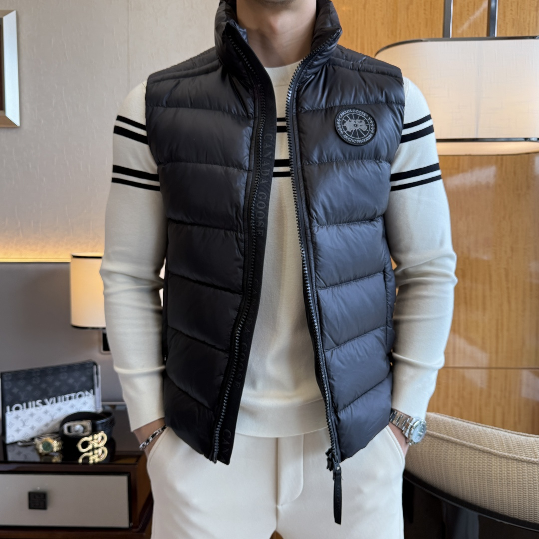 NO:607892,Goose down version!  Canada Goose - 2025ss new autumn and winter products, foreign trade company order, simple style fashionable down vest, imported original high-quality fiber blended fabric, filled with 95 white goose down inside!  The sag and gloss are definitely refreshing and make you look more youthful and energetic. The workmanship is neat and smooth. All the hardware accessories are supplied by customers and come with top-grade accessories. At first glance, they are high-end fabrics. These fabrics are all custom-woven and there is nothing picky about them on the outside. This kind of jacket is for regular wear and is very practical. Sizes M-3XL, jackets & coats, down jacket, alexander wang19860909鹅绒版本！加拿大鹅- 2025ss秋冬新品外贸公司订单 简约风格时尚羽绒马甲 进口原版高品质纤维混纺面料,内里填充95白鹅绒！垂度和光泽绝对是提气,更显青春活力,车工走线整齐平整,所有五金附料都是客供带顶级配件 一看就是高档的面料 这种面料都是定织的 外面根本就没有 无任何有挑剔的地方 这样的一件外套属于常备常穿的,实用性很强.尺码M-3XL,,jackets & coats,down jacket,alexander wang,Men's clothing