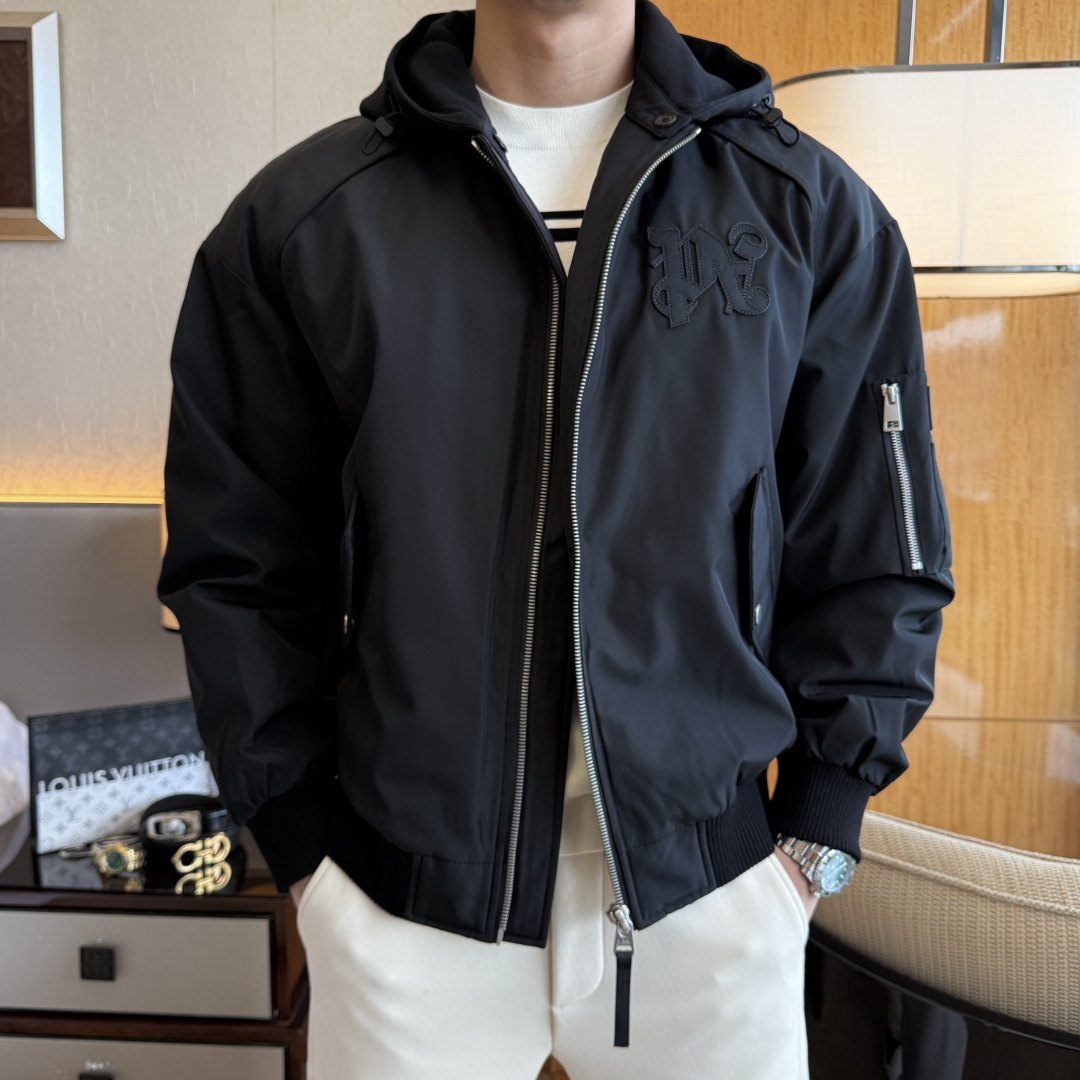 NO:607857,Givenchy -  2025 new winter men's broad-shouldered down jacket, high-quality design, is a must-have for any man, handsome and handsome. Heavy craftsmanship, 90 down filling, but the fashion stance remains firm, first-class texture, crisp and slim. Classic lapel down, mature and stable style, fine texture, good gloss, and very clear texture, simple and elegant style, strong fashion, version leads the current trend, the upper body effect is very good, the fabric is novel and soft to the touch  Fearless and changeable, blooming in comfort and uniqueness. Calmly and confidently walk the way of urban men's spring clothing. Multi-touch fabric selection, showing the eclectic charm. The upper body will not have any wrinkles, the fit is excellent, the upper body is stylish and handsome, the customized accessories are iconic, and the details determine success or failure. Colors and colors, sizes 48 - 56, can be worn up to 190 pounds.,,givenchy,jackets & coats,down jacket,alexander wang19860909纪梵希 - 2025年冬季新款男士阔肩款羽绒服外套,高品质设计,是任何男人都必备的王牌好货,帅气爆表.重工艺直冲工艺,90绒填充,但时尚立场坚挺如故,质感一流,挺括修身.经典翻领的羽绒,成熟稳重风,质感细腻,光泽感佳,且纹理非常清晰,款式简洁大气,时尚度强、版型引领当前趋势,上身效果非常好,面料新颖,手感软 无畏多变,舒适与独特中绽放.从容、自信游走都市型男春装之道.多重触感的面料选择,彰显不拘一格的魅力上身不会有任何褶皱,版型极好,上身有型帅气,定制辅料带有标志性,细节决定成败.颜色图色 尺码48 - 56 最大可穿到190斤.,,givenchy,jackets & coats,down jacket,alexander wang,Men's clothing