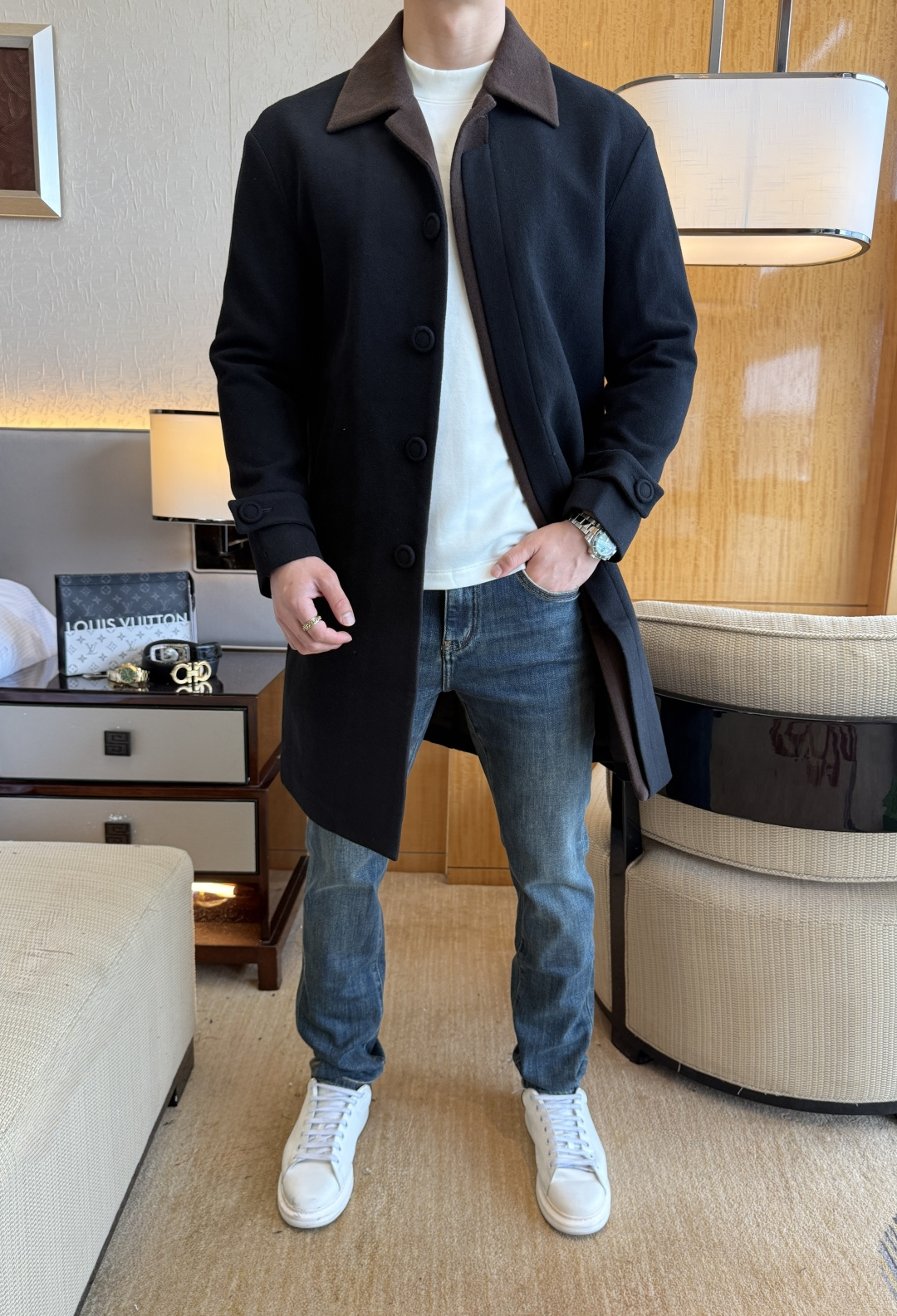 NO:682132,Hermès - the new men's double-sided cashmere coat for autumn and winter. It is available at the counter simultaneously. The coat is warm and cold-resistant, stiff and stylish. It is made of customized ultra-fine cashmere fabric, which feels delicate, soft and has a texture. The upper body effect is very good. The tailoring of the haute couture series is extremely exquisite and pays attention to the silhouette design. The texture is particularly good, smooth and soft, and with exquisite three-dimensional tailoring technology, the upper body is very tasteful and elegant!  Men's wardrobe must-haves are carefully considered in every detail. The workmanship is extremely exquisite. The wiring is fine and well-proportioned. There are no excess threads. High-quality fashion. It is the best product for various occasions, whether it is business or leisure!  Sizes M-3XL can fit up to 195 pounds.,, hermes, jackets & coats,19860909爱玛仕-年秋冬新款男士双面羊绒大衣外套.专柜同步发售,外套保暖抗寒挺括有型,定制超细羊绒面料,手感细腻柔软更加有质感 上身效果特好,高定系列成衣剪裁极为精致,讲究廓形设计,质感特别好,光洁柔软,加持精湛的立体剪裁工艺,上身很显品味和气质！男人衣橱必备在细节上考虑的面面俱到 做工真的极其精湛 走线细密匀称 毫无多余线头 高品质时装 无论是商务还是休闲时候都能胜任各种场合的最佳强货！尺码M-3XL 最大可穿195斤.,,hermes,jackets & coats,,Men's clothing