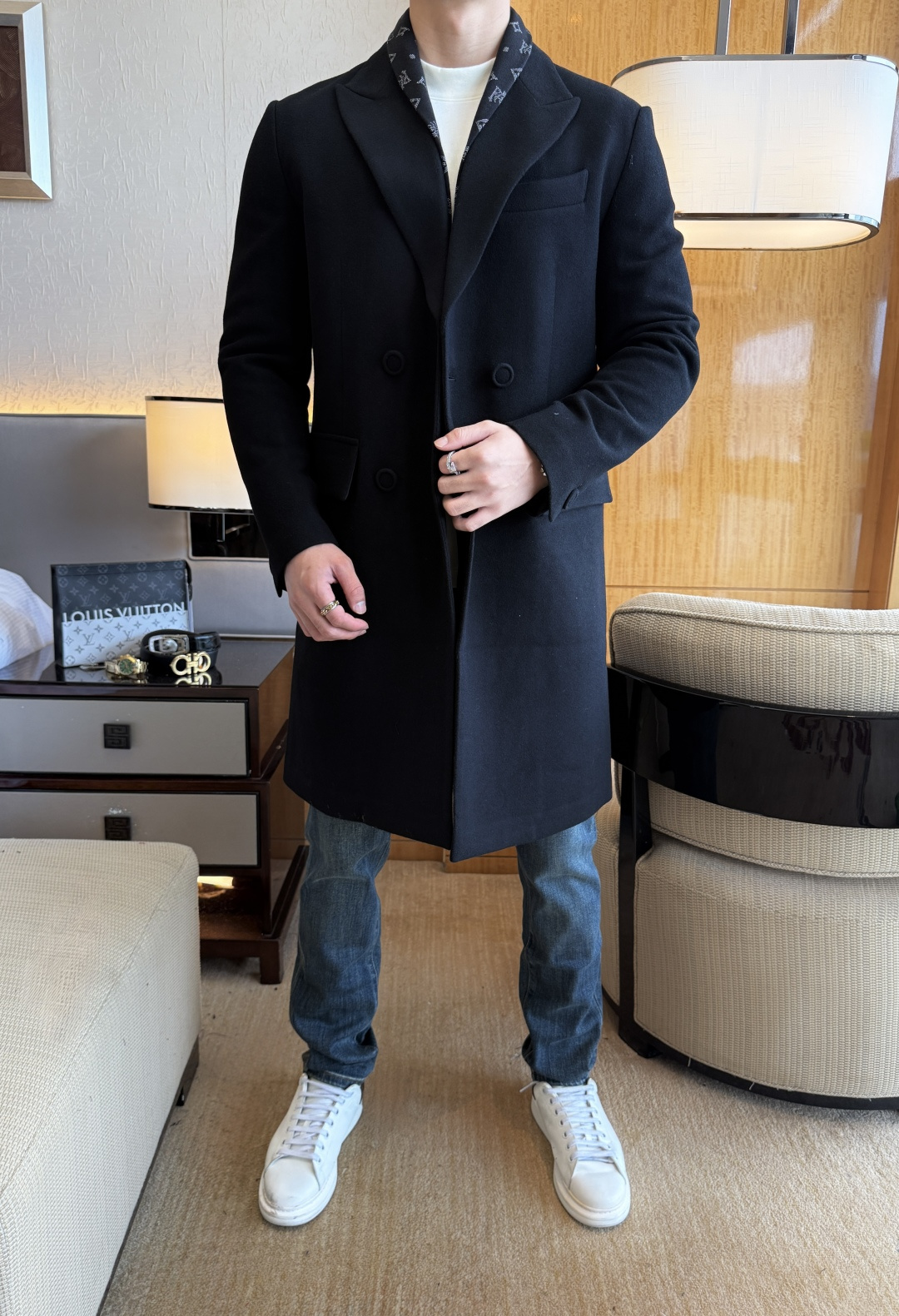 NO:612418,LP Noyo - 2025 new autumn and winter men's double-sided cashmere coat. On sale at the same time at the counter, the coat is warm and cold-resistant, stiff and stylish, customized ultra-fine cashmere fabric, feels delicate, soft and more textured. The upper body effect is very good, the haute couture series of ready-to-wear tailoring is extremely exquisite, pays attention to the silhouette design, the texture is particularly good, smooth and soft, with exquisite three-dimensional tailoring technology, the upper body is very tasteful and temperament!  Men's wardrobe must-haves are carefully considered in every detail. The workmanship is extremely exquisite. The wiring is fine and well-proportioned. There are no excess threads. High-quality fashion. It is the best product for various occasions, whether it is business or leisure!  Sizes M-3XL can fit up to 195 pounds.,,loro piana,jackets & coats,alexander wang19860909LP诺悠 - 2025年秋冬新款男士双面羊绒大衣外套.专柜同步发售,外套保暖抗寒挺括有型,定制超细羊绒面料,手感细腻柔软更加有质感 上身效果特好,高定系列成衣剪裁极为精致,讲究廓形设计,质感特别好,光洁柔软,加持精湛的立体剪裁工艺,上身很显品味和气质！男人衣橱必备在细节上考虑的面面俱到 做工真的极其精湛 走线细密匀称 毫无多余线头 高品质时装 无论是商务还是休闲时候都能胜任各种场合的最佳强货！尺码M-3XL 最大可穿195斤.,,loro piana,jackets & coats,alexander wang,Men's clothing