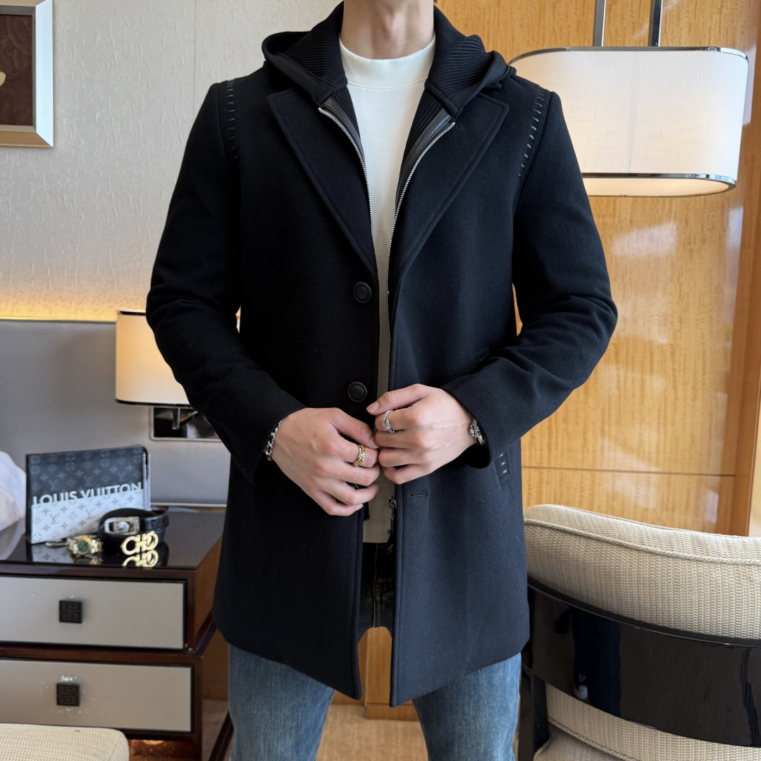 NO:612421,High profit margin!  LV - 2025 new autumn and winter men's double-sided cashmere coat. On sale at the same time at the counter, the coat is warm and cold-resistant, stiff and stylish, customized ultra-fine cashmere fabric, feels delicate, soft and more textured. The upper body effect is very good, the tailoring of the haute couture series is extremely exquisite, pays attention to the silhouette design, the texture is particularly good, smooth and soft, with exquisite three-dimensional tailoring technology, the upper body is very tasteful and temperament!  Men's wardrobe must-haves are carefully considered in every detail. The workmanship is extremely exquisite. The wiring is fine and well-proportioned. There are no excess threads. High-quality fashion. It is the best product for various occasions, whether it is business or leisure!  Size M-3XL, can wear up to 195 pounds.,,louis vuitton,jackets & coats,alexander wang19860909高让利！LV - 2025年秋冬新款男士双面羊绒大衣外套.专柜同步发售,外套保暖抗寒挺括有型,定制超细羊绒面料,手感细腻柔软更加有质感 上身效果特好,高定系列成衣剪裁极为精致,讲究廓形设计,质感特别好,光洁柔软,加持精湛的立体剪裁工艺,上身很显品味和气质！男人衣橱必备在细节上考虑的面面俱到 做工真的极其精湛 走线细密匀称 毫无多余线头 高品质时装 无论是商务还是休闲时候都能胜任各种场合的最佳强货！尺码M-3XL 最大可穿195斤.,,louis vuitton,jackets & coats,alexander wang,Men's clothing