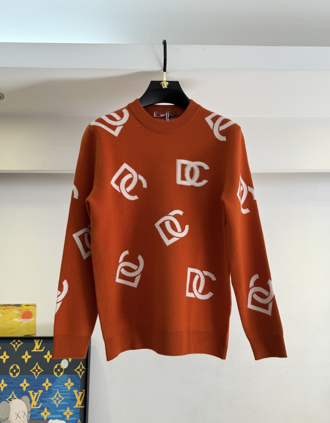 NO:614512,DG- 2025ss Autumn and Winter Counter's Hottest Wool Sweater, Casual and Fashionable Outer Wear, A Must-Have Interior Style, Made from Customized Imported Worsted Wool Fabric, The Fabric Has a Fine Handle, It's Close-fitting and Comfortable, It Doesn't Cut into the Flesh, It Has a Good Upper Body Shape, It Keeps You Warm, The Counter Logo Design is Very Unique, The Original Quality and Craftsmanship is Absolutely the Highest Version on the Market. The top-notch original version is awesome to wear. Smooth and crisp, not easily deformed. The overlocking and sewing plates are very rigorous and absolutely meet the requirements of first-line OEMs!  Don’t miss it, male gods!  Size M-3XL,,alexander wang19860909DG- 2025ss秋冬专柜大爆款羊毛衫,休闲时尚外穿 内搭必备款,定制进口精纺绵羊毛面料,面料手感细腻,贴身舒适不扎肉,上身版型好 穿着保暖,专柜标志设计非常独特,原版品质与工艺 绝对市场最高版本 顶级原版穿着超赞 柔顺挺括,不易变形.锁边缝盘都非常严谨考究 绝对一线代工要求！男神们别错过！ 尺码 M-3XL,,alexander wang,Men's clothing