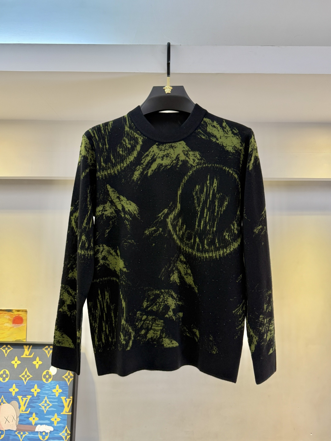 NO:614516,Mengkou - 2025SS Autumn and Winter counter's most popular woolen sweater, casual and fashionable outer wear, a must-have for inner wear, custom-made imported worsted wool fabric, the fabric has a delicate feel, close to the body and is comfortable without piercing the flesh, and the upper body has a good shape. It is warm to wear, and the counter logo design is very unique. The original quality and craftsmanship are definitely the highest version in the market. The top original version is great to wear. It is soft and crisp, not easy to deform. The seams and seams are very rigorous and absolutely meet the requirements of first-line OEMs!  Don’t miss it, male gods!  Size M-3XL,,Moncler,alexander wang19860909蒙口 - 2025ss秋冬专柜大爆款羊毛衫,休闲时尚外穿 内搭必备款,定制进口精纺绵羊毛面料,面料手感细腻,贴身舒适不扎肉,上身版型好 穿着保暖,专柜标志设计非常独特,原版品质与工艺 绝对市场最高版本 顶级原版穿着超赞 柔顺挺括,不易变形.锁边缝盘都非常严谨考究 绝对一线代工要求！男神们别错过！ 尺码 M-3XL,,Moncler,alexander wang,Men's clothing