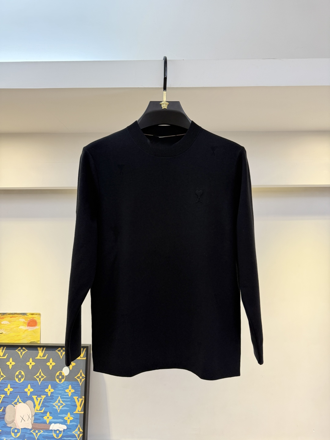 NO:614524,ami - 2025ss Autumn and Winter Counter's hot-selling woolen sweater, casual and fashionable outer wear, a must-have for inner wear, custom-made imported worsted sheep wool fabric, the fabric has a delicate feel, close to the body and is comfortable without digging into the flesh, and the upper body has a good shape. It is warm to wear, and the counter logo design is very unique. The original quality and craftsmanship are definitely the highest version on the market. The top original version is awesome to wear. It is soft and crisp, not easy to deform. The seams and seams are very rigorous and absolutely meet the requirements of first-line OEMs!  Don’t miss it, male gods!  Size M-3XL,,alexander wang19860909a米 - 2025ss秋冬专柜大爆款羊毛衫,休闲时尚外穿 内搭必备款,定制进口精纺绵羊毛面料,面料手感细腻,贴身舒适不扎肉,上身版型好 穿着保暖,专柜标志设计非常独特,原版品质与工艺 绝对市场最高版本 顶级原版穿着超赞 柔顺挺括,不易变形.锁边缝盘都非常严谨考究 绝对一线代工要求！男神们别错过！ 尺码 M-3XL,,alexander wang,Men's clothing