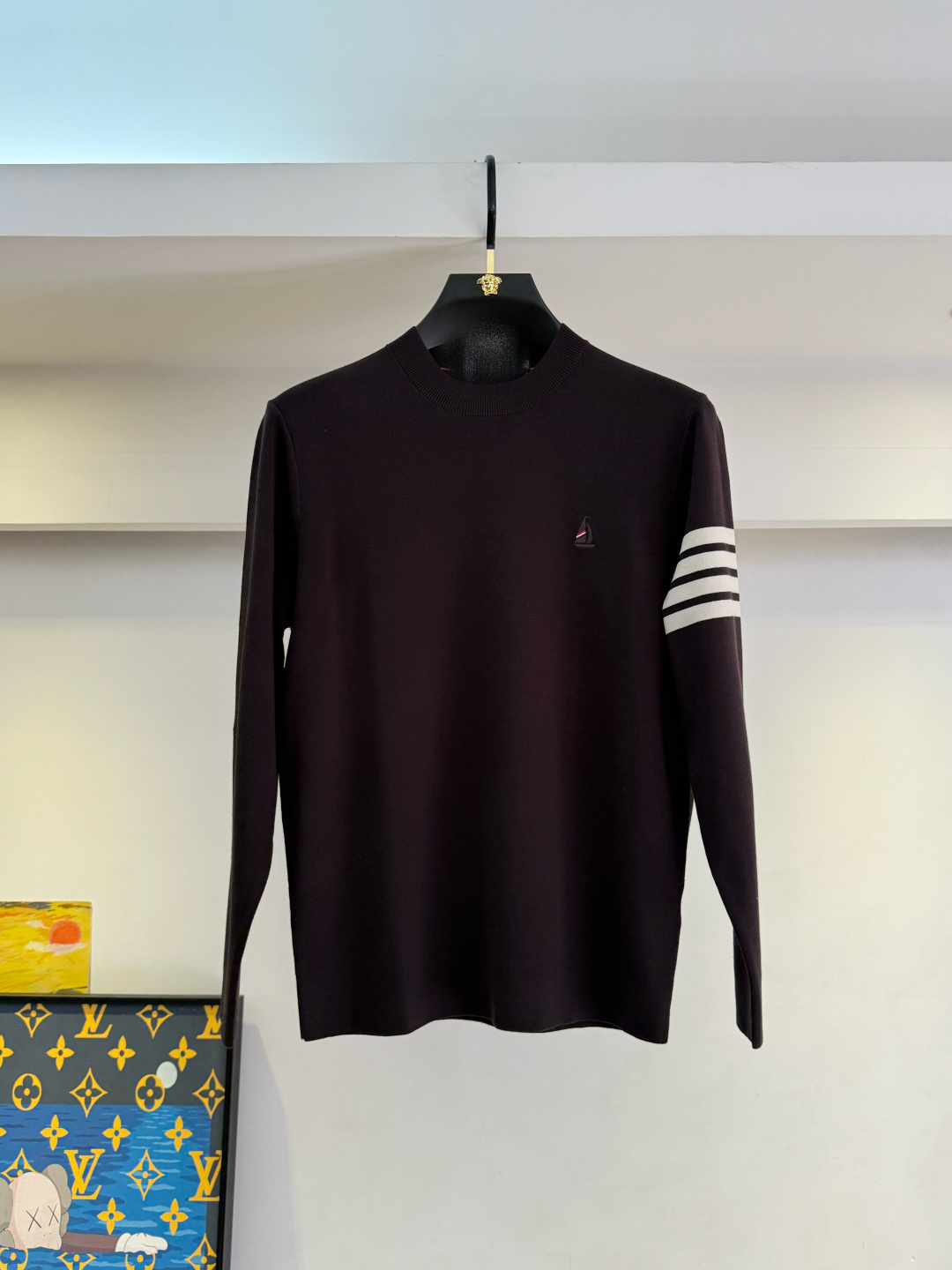 NO:614528,TB - 2025ss Autumn and Winter Counter's Hottest Wool Sweater, Casual and Fashionable Outerwear, A Must-have for Interior, Customized Imported Worsted Wool Fabric, The Fabric Has a Fine Handle, It's Close-fitting and Comfortable, It Doesn't Cut into the Flesh, and It Has a Good Upper Body Shape. It is warm to wear, and the counter logo design is very unique. The original quality and craftsmanship are definitely the highest version on the market. The top original version is awesome to wear. It is soft and crisp, not easy to deform. The seams and stitching plates are very rigorous and absolutely meet the requirements of first-line OEMs!  Don’t miss it, male gods!  Size M-3XL,,alexander wang19860909TB - 2025ss秋冬专柜大爆款羊毛衫,休闲时尚外穿 内搭必备款,定制进口精纺绵羊毛面料,面料手感细腻,贴身舒适不扎肉,上身版型好 穿着保暖,专柜标志设计非常独特,原版品质与工艺 绝对市场最高版本 顶级原版穿着超赞 柔顺挺括,不易变形.锁边缝盘都非常严谨考究 绝对一线代工要求！男神们别错过！ 尺码 M-3XL,,alexander wang,Men's clothing