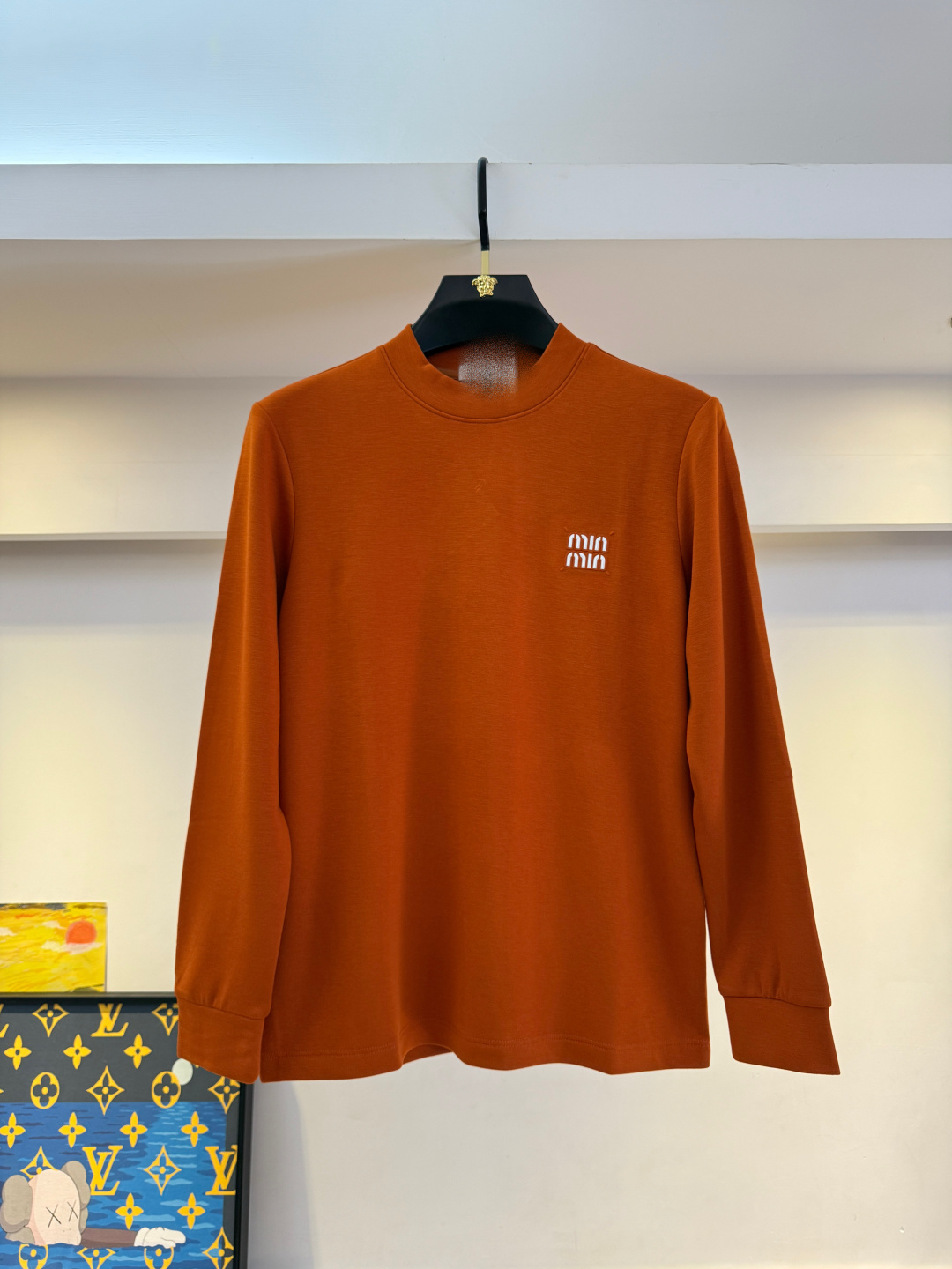 NO:614530,Miu Miu - 2025ss autumn popular cashmere long-sleeved T-shirt, made of customized high-grade cotton fabric, fashionable big-name element logo design, soft, delicate, comfortable and warm, made with multiple processes, a basic base layer shirt is indispensable in a man's wardrobe. It can be used to match various clothes anytime and anywhere to meet your daily needs. The design of the clothes is simple but not simple. Dear friends, hurry up and get it. Standard version, size M~3XL, can wear up to 190 pounds!  ,,tees,t-shirt,alexander wang19860909谬谬 - 2025ss秋装大爆款羊绒长袖T恤,采用定制高级棉面料 时尚大牌元素logo设计,柔软细腻舒适保暖,多重工艺制作,男人的衣柜都少不了基础打底衫 随时随地都可以拿来搭配各种服饰 满足您日常生活需求 ,衣服设计简约而不简单 , 亲们赶紧入手 标准版型 尺码M~3XL 最大可穿190斤！,,tees，t-shirt,alexander wang,Men's clothing