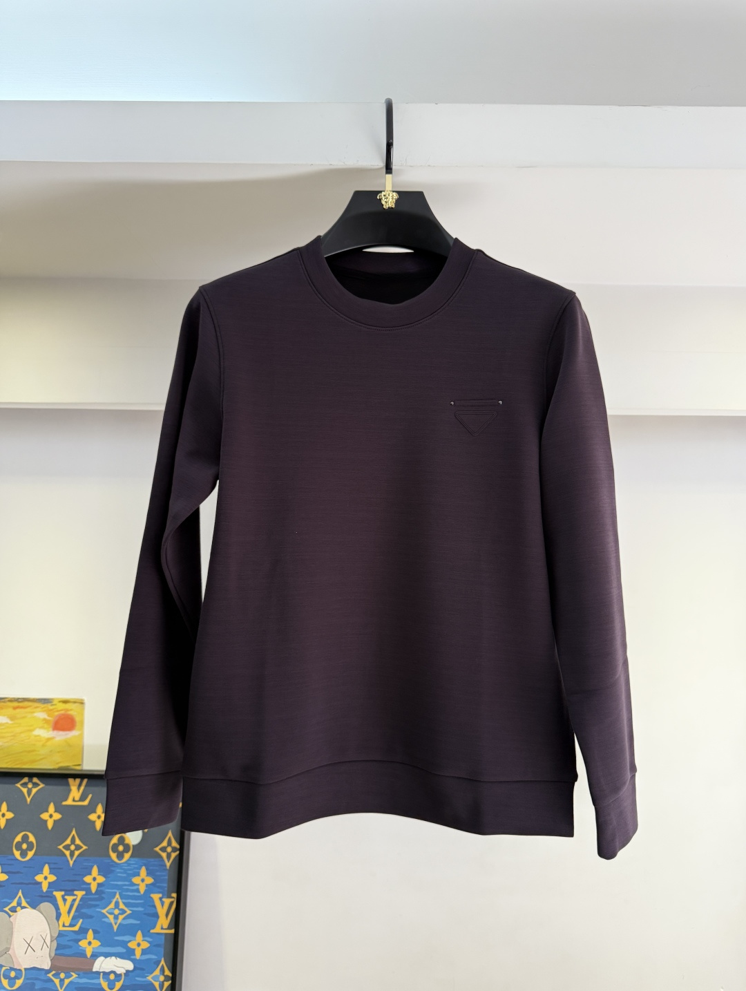 NO:614535,Prada - 2025ss hot new style in autumn, the highest version of fashionable pullover cashmere sweatshirt, a classic that must be released every year. Favored and respected by major stars, it uses high-end European cotton blended fabrics, heavy craftsmanship, original hardware accessories logo design, soft and smooth, and dense texture!  Stylish upper body!  One of the impeccable must-have styles for autumn!  M-3XL can wear up to 190 pounds!  ,,prada,hoodie,sweatshirts,alexander wang19860909普拉达- 2025ss秋季大爆新款,最高版本时尚套头羊绒卫衣、每年必出的经典之作.受各大明星的青睐推崇,精选高端欧棉混纺面料,重工艺制作,原版五金辅料logo设计,柔软顺滑,质地密实！上身时尚有型！秋季无可挑剔必选款式之一！M-3XL 最大穿190斤！,,prada,hoodie,sweatshirts,alexander wang,Men's clothing