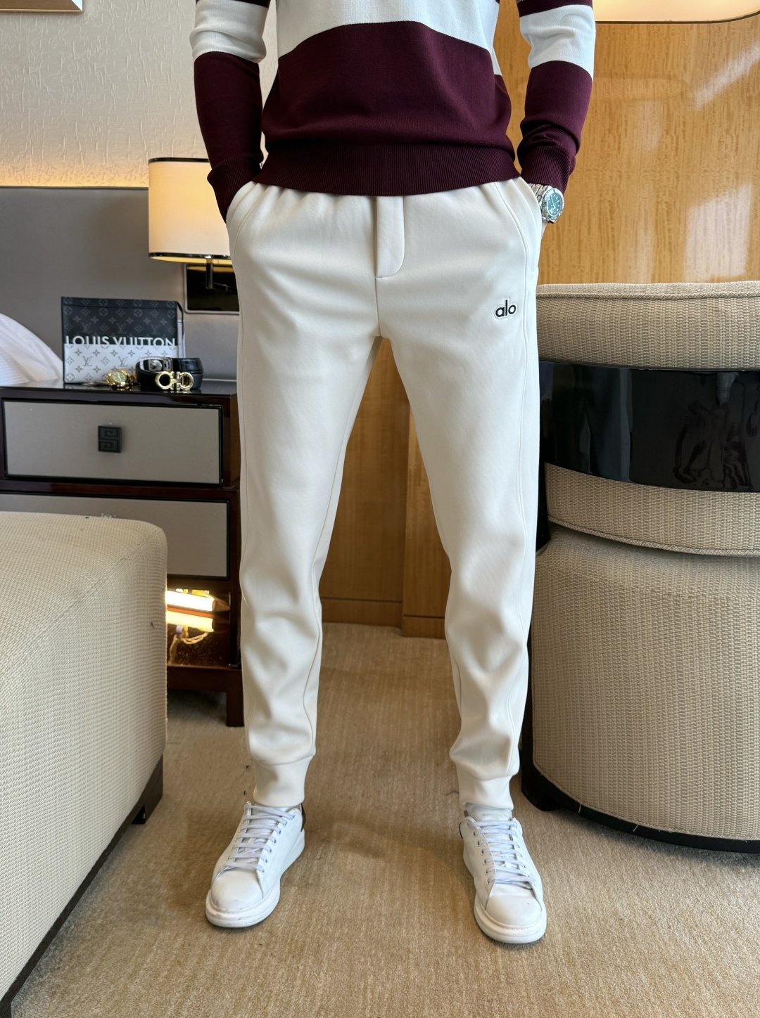 NO:612466,alo - 2025ss autumn and winter counters simultaneously popular thickened and velvet casual pants. This season's must-have versatile style, the upper body is extremely outstanding, super versatile style, 1:1 replica of the original version, complete with three standards!  The counter is designed with the latest fashion elements, imported custom-woven high-quality European cotton fabrics, with super good styles, a must-have for casual fashion!  Highly recommended, size 29-36, alexander wang19860909alo - 2025ss秋冬专柜同步爆款加厚加绒休闲裤,本季必入百搭款式,上身极为出挑,超级百搭款 ,原版1:1复刻,三标齐全！专柜最新时尚元素设计,进口定织高品质欧棉面料,版型超好,休闲时尚必备！强烈推荐款 尺码 29-36,,alexander wang,Men's clothing