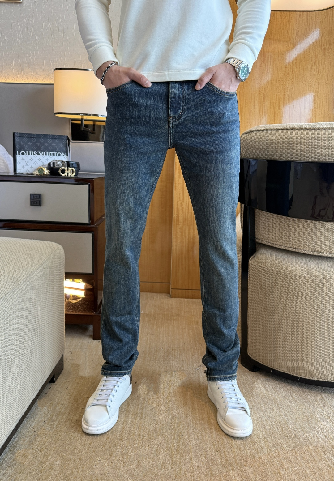 NO:612442,Ysl - 2025ss Year of the Snake Autumn and Winter Jeans. Original 1:1 production, the perfect choice for daily essentials, simple and stylish, custom imported denim fabric, heavy washing process, complex workmanship and exquisite craftsmanship. Easily cater to the needs of the four seasons, soft and elastic to the touch, smooth and neat, original accessories and hardware, comfortable upper body, very easy to wear and durable, code number 29-38, saint laurent, jeans, alexander wang19860909Ysl - 2025ss蛇年秋冬牛仔裤.原单1:1制作,日常必备的完美之选,简单大气亦时尚有型,定制进口丹宁面料 ,重工洗水工艺,做工复杂工艺精湛.轻松迎合四季需要,手感柔软带弹力,流畅利落,原版辅料五金,上身舒适非常易搭耐看码数29-38,,saint laurent,jeans,alexander wang,Men's clothing