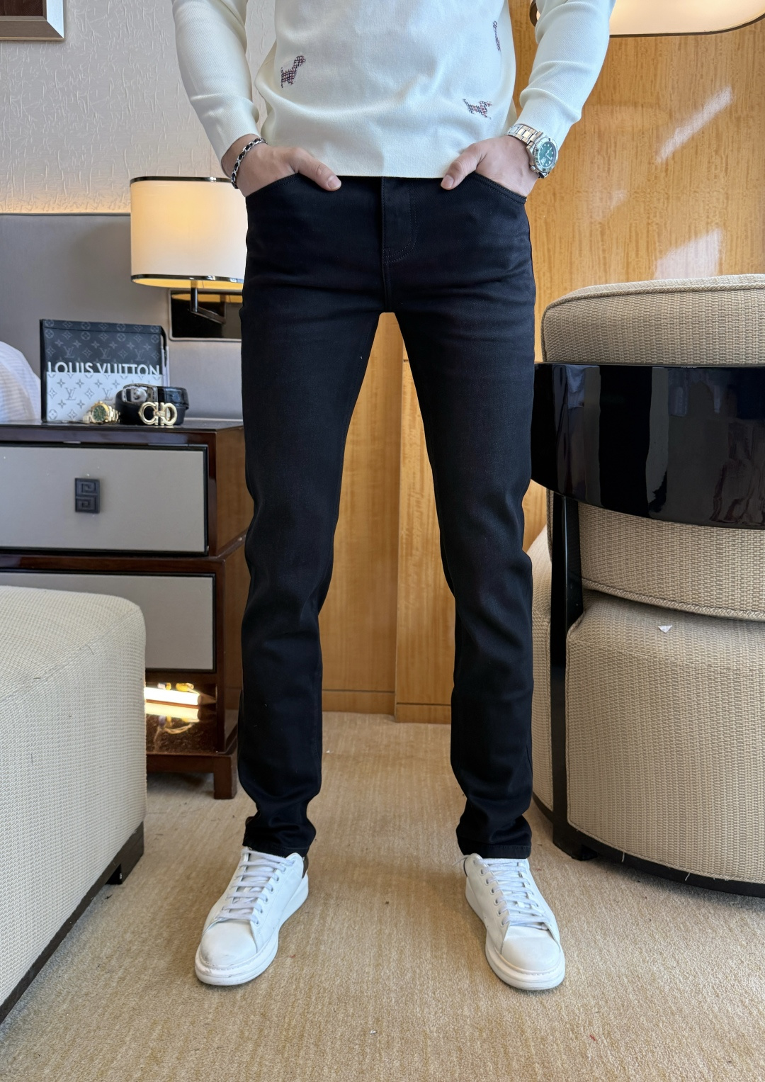 NO:612451,Gucci - 2025ss Year of the Snake Autumn and Winter popular brushed jeans. Original 1:1 production, the perfect choice for daily essentials, simple and elegant, fashionable and stylish, customized imported denim fabric, heavy washing process, complex workmanship and exquisite craftsmanship. Easily cater to the needs of the four seasons, soft and elastic to the touch, smooth and neat, original accessories and hardware, comfortable upper body, very easy to wear and durable, size 29-36, jeans, alexander wang19860909古奇 - 2025ss蛇年秋冬爆款磨毛牛仔裤.原单1:1制作,日常必备的完美之选,简单大气亦时尚有型,定制进口丹宁面料 ,重工洗水工艺,做工复杂工艺精湛.轻松迎合四季需要,手感柔软带弹力,流畅利落,原版辅料五金,上身舒适非常易搭耐看码数29-36,,jeans,alexander wang,Men's clothing