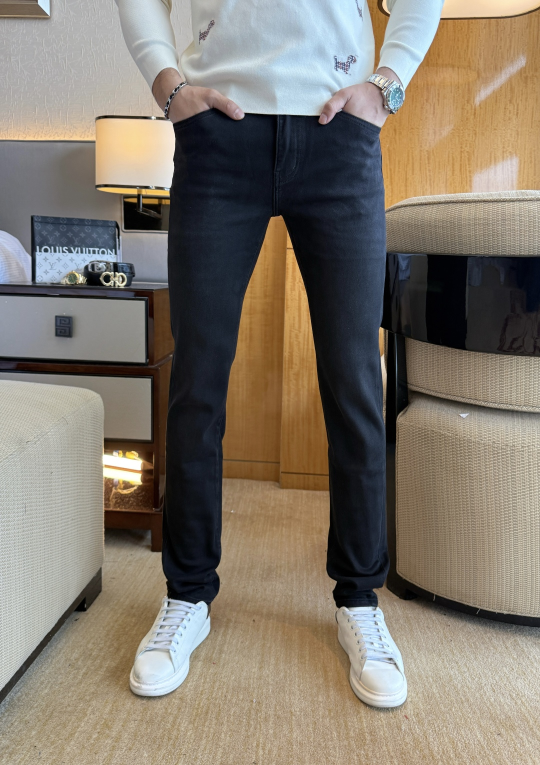 NO:612456,Loewe - 2025ss Snake autumn and winter popular brushed jeans. Original 1:1 production, the perfect choice for daily essentials, simple and elegant, fashionable and stylish, custom imported denim fabric, heavy washing process, complex workmanship and exquisite craftsmanship. Easily cater to the needs of the four seasons, soft and stretchy feel, smooth and neat, original accessories and hardware, comfortable upper body, very easy to wear and durable, code number 29-36,,loewe,jeans,alexander wang19860909罗意威 - 2025ss蛇年秋冬爆款磨毛牛仔裤.原单1:1制作,日常必备的完美之选,简单大气亦时尚有型,定制进口丹宁面料 ,重工洗水工艺,做工复杂工艺精湛.轻松迎合四季需要,手感柔软带弹力,流畅利落,原版辅料五金,上身舒适非常易搭耐看码数29-36,,loewe,jeans,alexander wang,Men's clothing