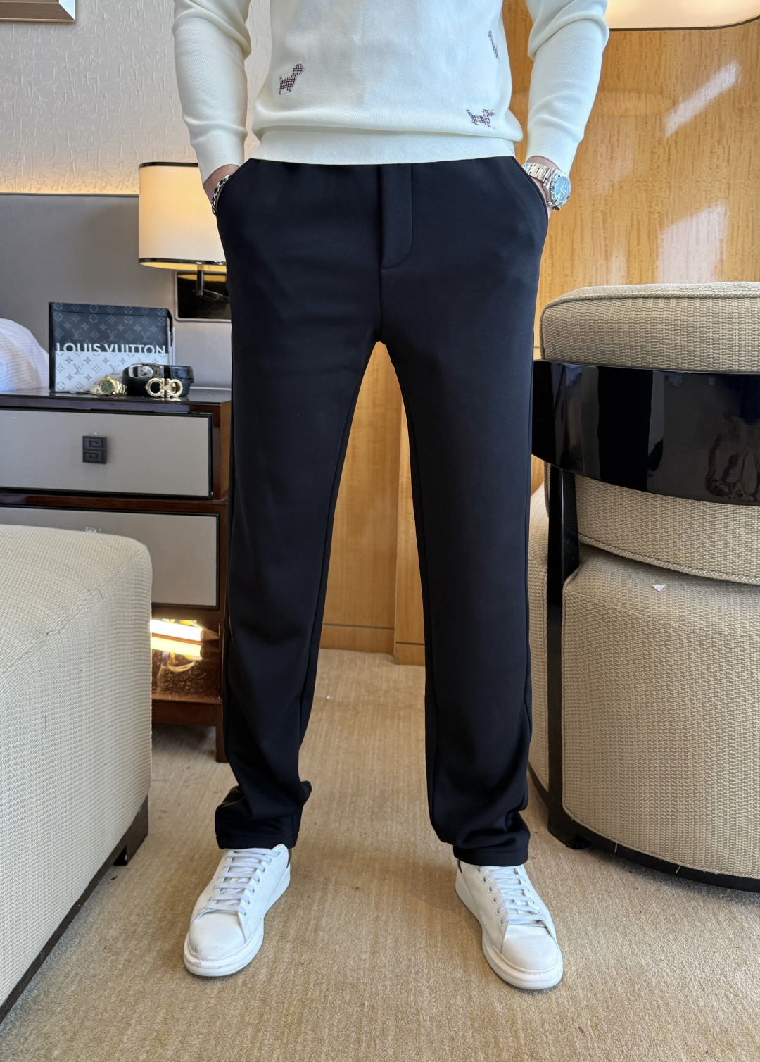 NO:612471,Prada - 2025ss autumn and winter counters simultaneously popular thickened and velvet casual pants. This season's must-have versatile style, the upper body is extremely outstanding, super versatile style, the original version is reproduced 1:1, complete with three standards!  The counter is designed with the latest fashion elements, imported custom-woven high-quality European cotton fabrics, with super good styles, a must-have for casual fashion!  Highly recommended, sizes 29-36, prada, alexander wang19860909普拉达 - 2025ss秋冬专柜同步爆款加厚加绒休闲裤,本季必入百搭款式,上身极为出挑,超级百搭款 ,原版1:1复刻,三标齐全！专柜最新时尚元素设计,进口定织高品质欧棉面料,版型超好,休闲时尚必备！强烈推荐款 尺码 29-36,,prada,alexander wang,Men's clothing