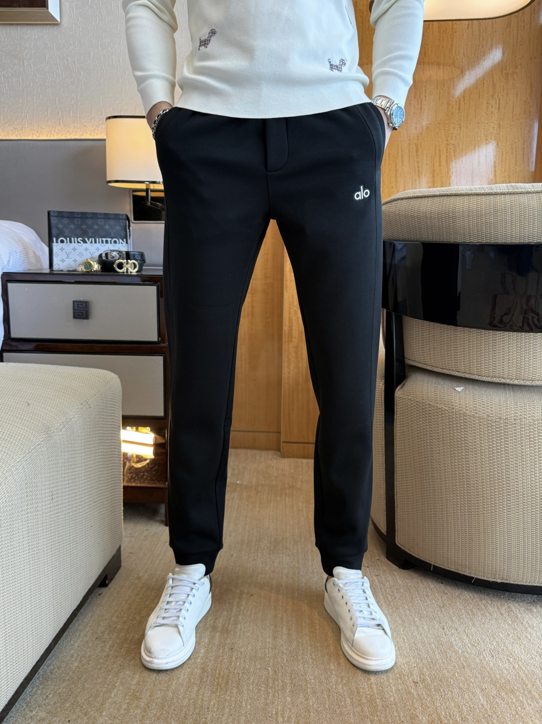 NO:652521,alo - 2025ss autumn and winter counters simultaneously popular thickened and velvet casual pants. This season's must-have versatile style, the upper body is extremely outstanding, super versatile style, 1:1 replica of the original version, complete with three standards!  The counter is designed with the latest fashion elements, imported custom-woven high-quality European cotton fabrics, with super good styles, a must-have for casual fashion!  Highly recommended, size 29-36, alexander wang19860909alo - 2025ss秋冬专柜同步爆款加厚加绒休闲裤,本季必入百搭款式,上身极为出挑,超级百搭款 ,原版1:1复刻,三标齐全！专柜最新时尚元素设计,进口定织高品质欧棉面料,版型超好,休闲时尚必备！强烈推荐款 尺码 29-36,,alexander wang,Men's clothing