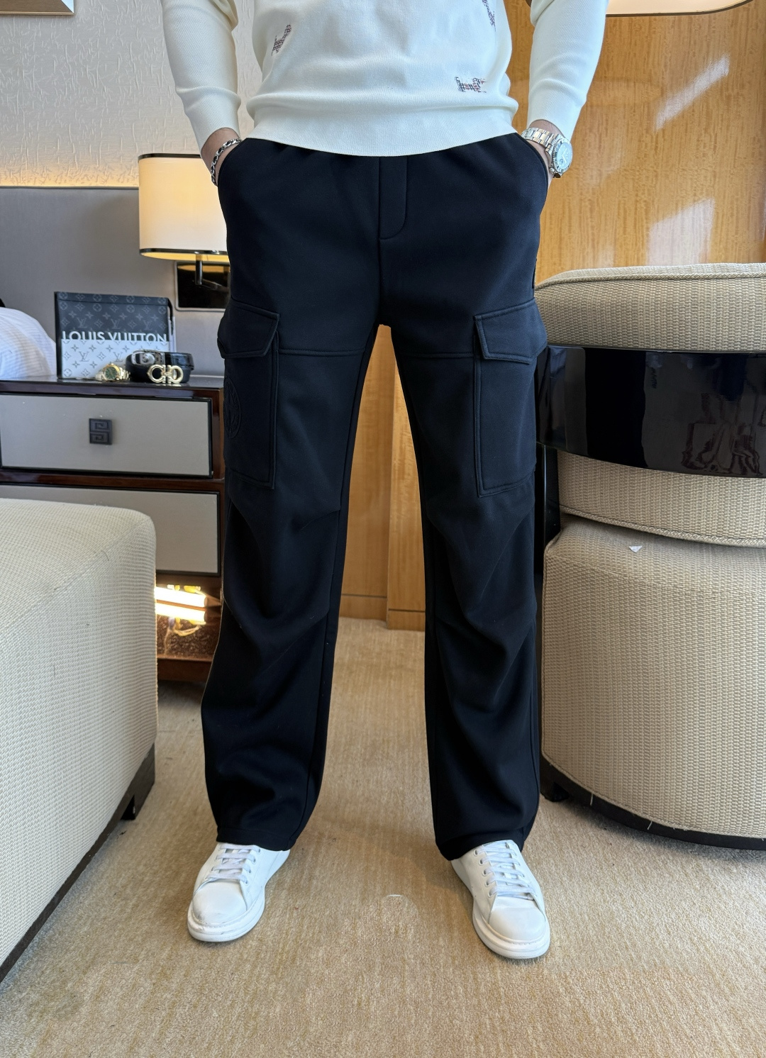 NO:652554,Stone Island - 2025ss autumn and winter counters simultaneously popular thickened and velvet wide-leg casual pants. This season's must-have versatile style, the upper body is extremely outstanding, super versatile style, 1:1 replica of the original version, complete with three standards!  The counter is designed with the latest fashion elements, imported custom-woven high-quality European cotton fabrics, with super good styles, a must-have for casual fashion!  Highly recommended, size 29-36, alexander wang19860909石头岛 - 2025ss秋冬专柜同步爆款加厚加绒宽腿休闲裤,本季必入百搭款式,上身极为出挑,超级百搭款 ,原版1:1复刻,三标齐全！专柜最新时尚元素设计,进口定织高品质欧棉面料,版型超好,休闲时尚必备！强烈推荐款 尺码 29-36,,alexander wang,Men's clothing